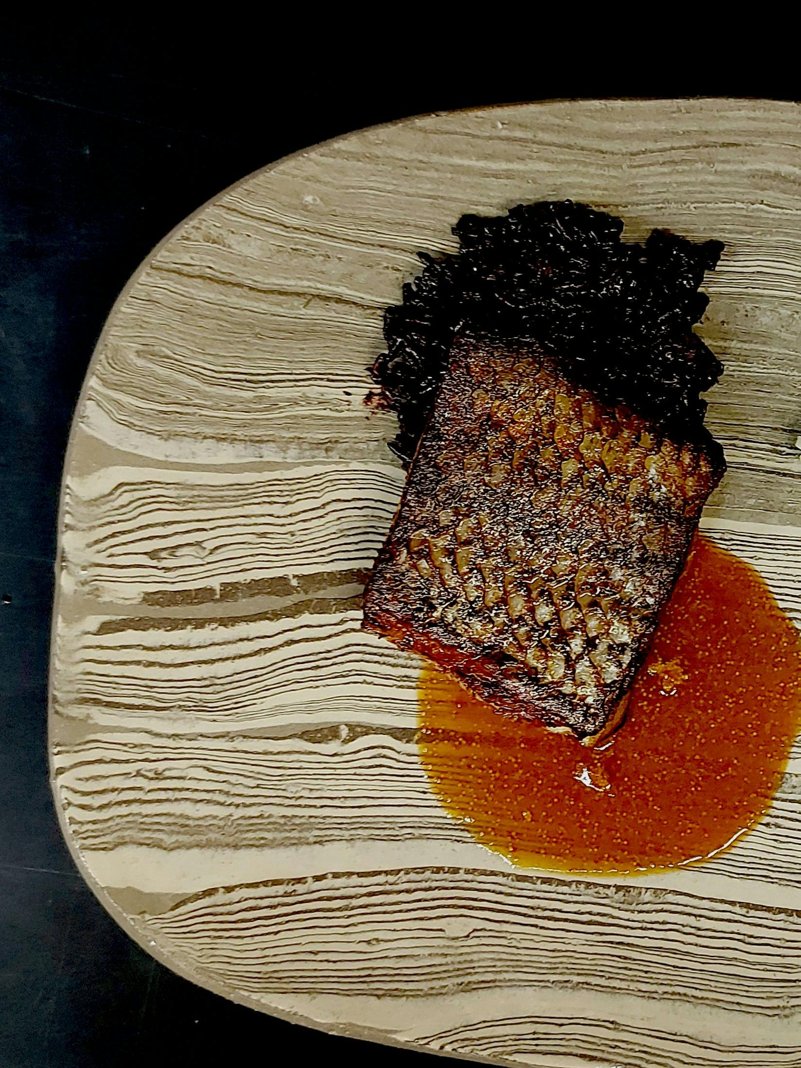 Gereifter Streifenbarsch: Im Nanum gibt es gedörrten Fisch aus dem Dry Ager. So haben Sie Fisch noch nie gegessen.