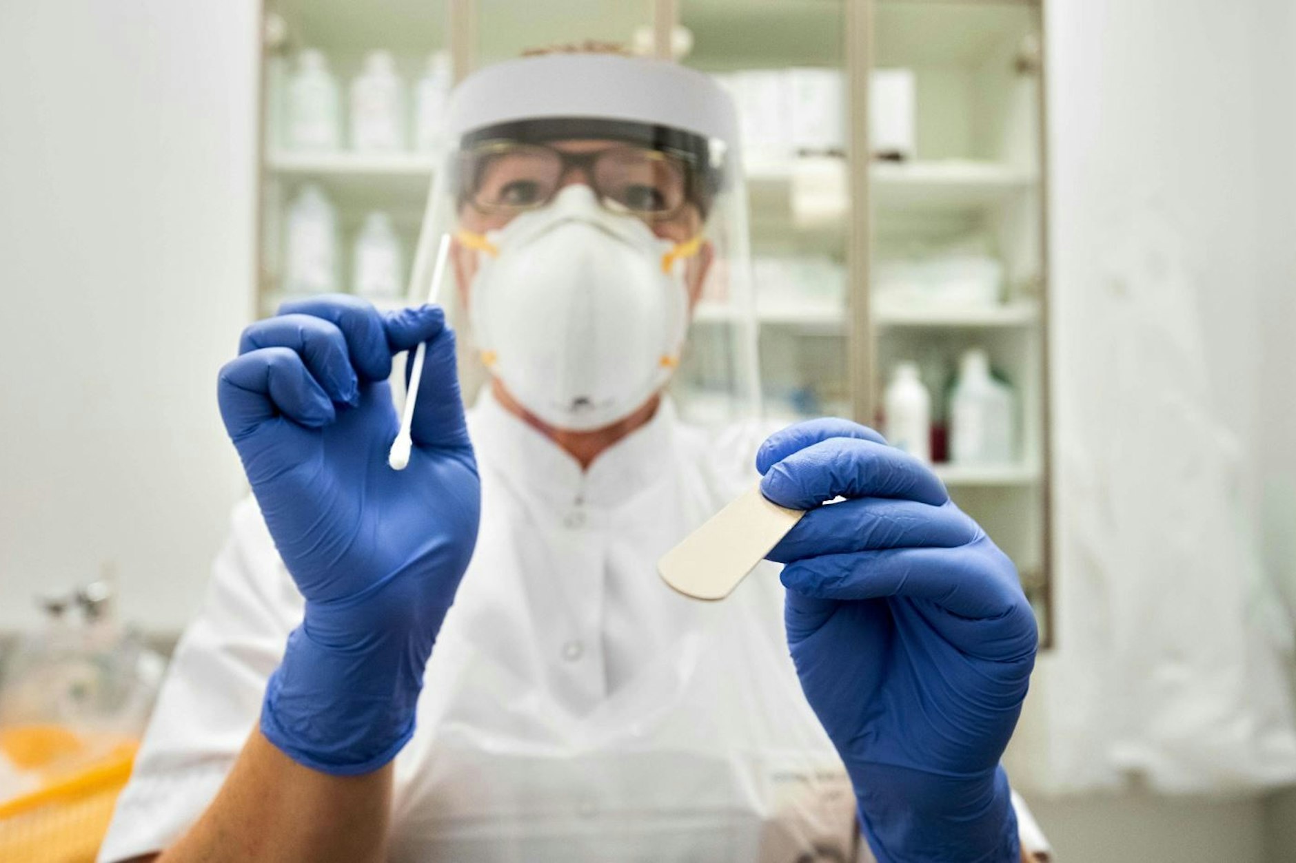 Eine Ärztin führt einen Corona-Test durch. (Symbolbild)