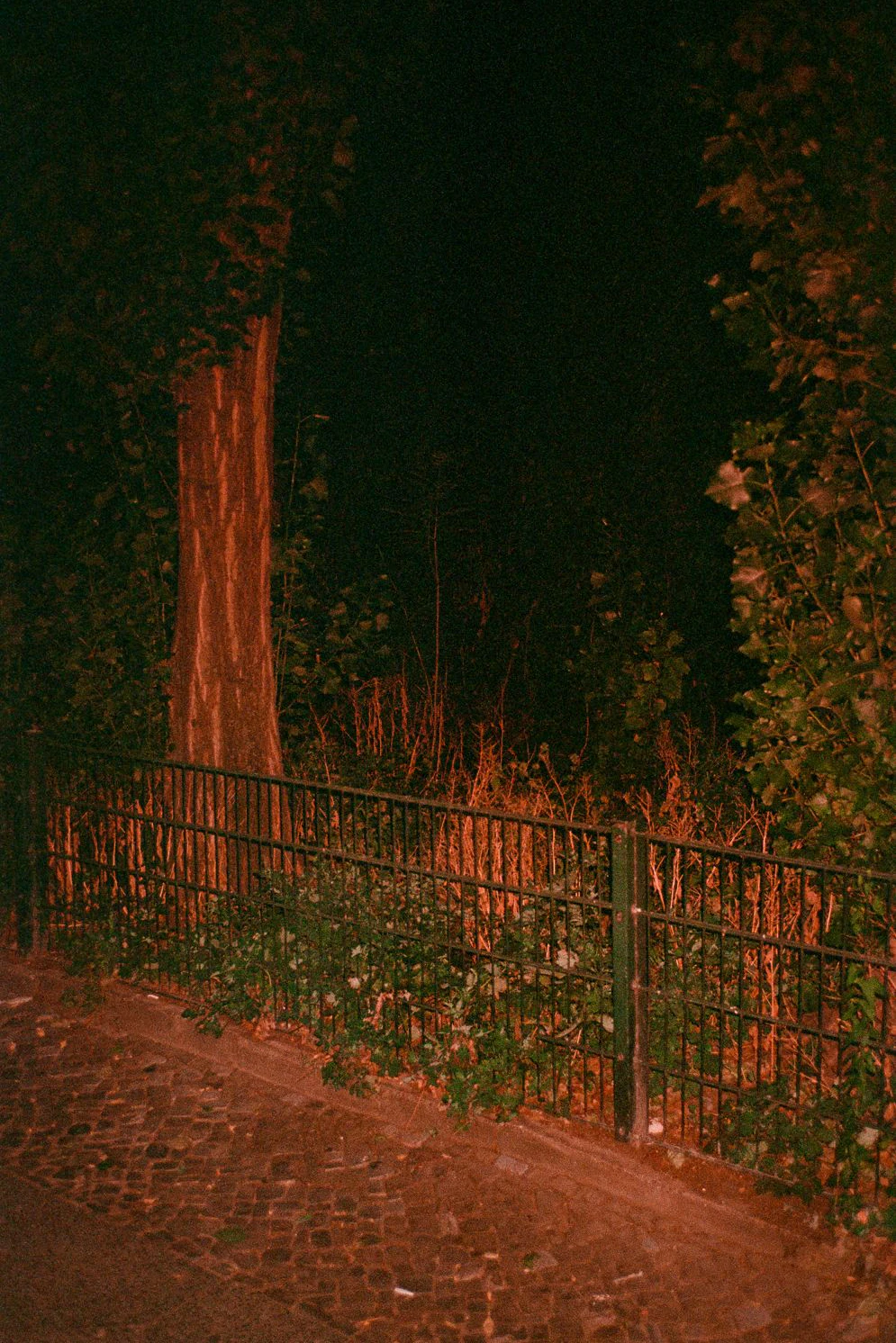 Die Rückseite des Spielplatzes in der Eisenacher Straße in Schöneberg