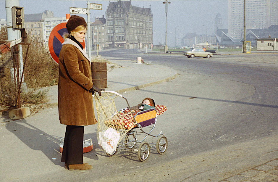 Als das östliche Berliner Stadtzentrum autogerecht ausgebaut wurde: eine Frau mit Kinderwagen am Spittelmarkt in Mitte. Das Bild wurde 1973 aufgenommen.