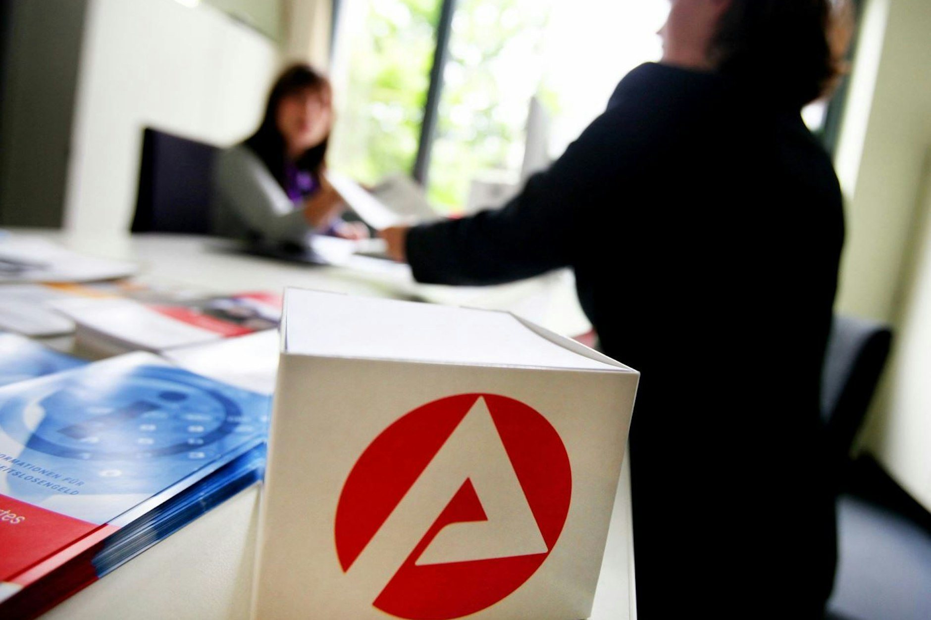 Eine Mitarbeiterin der Bundesagentur für Arbeit berät eine Kundin. (Symbolbild)