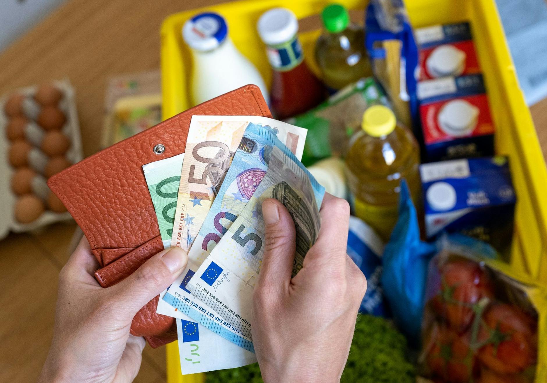 ARCHIV - Die hohe Inflation ist auch in Deutschland das beherrschende Thema.