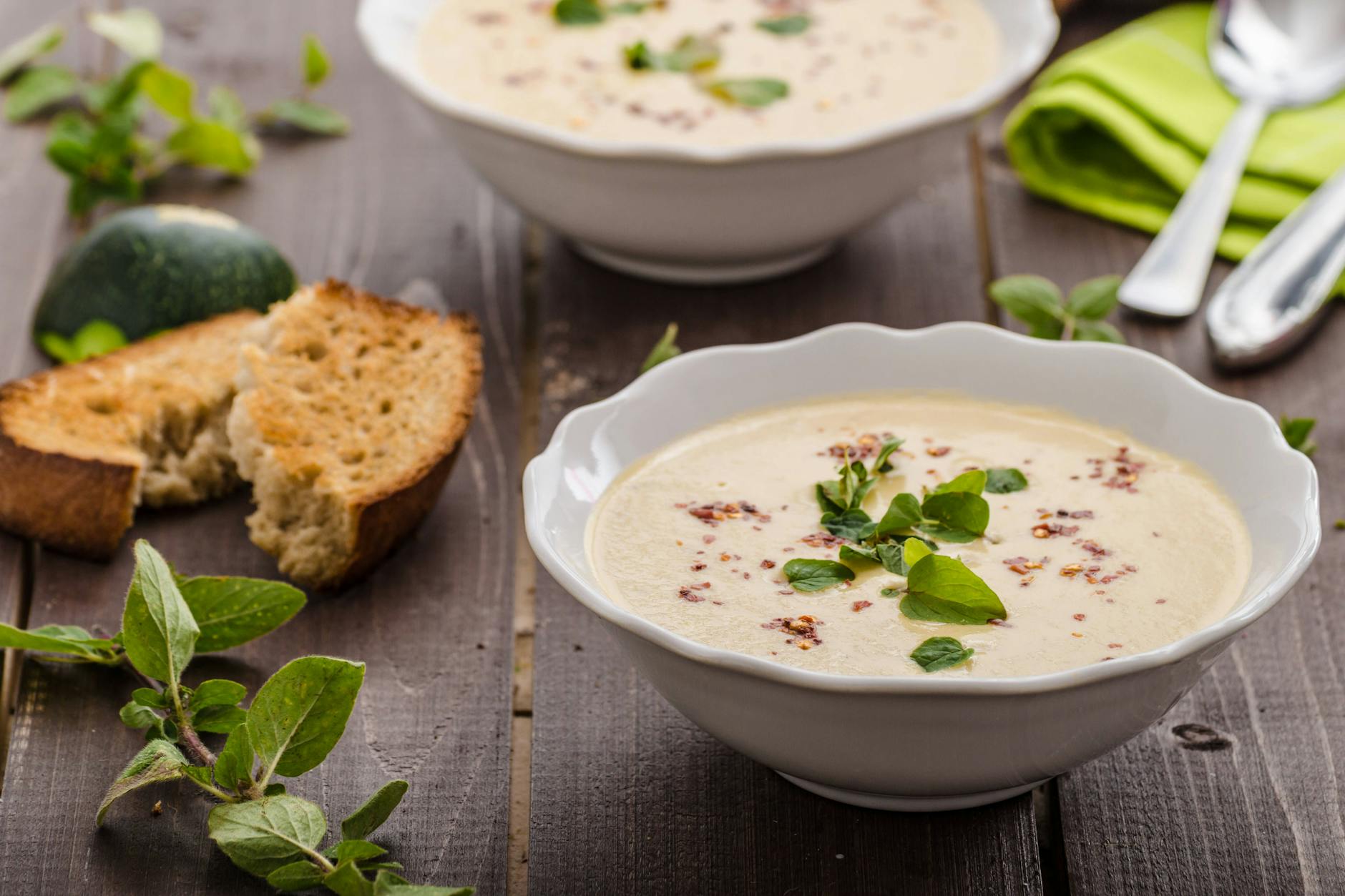 Diese Cremesuppe mit Zucchini schmeckt einfach köstlich – und ist dazu noch schnell und günstig zuzubereiten.