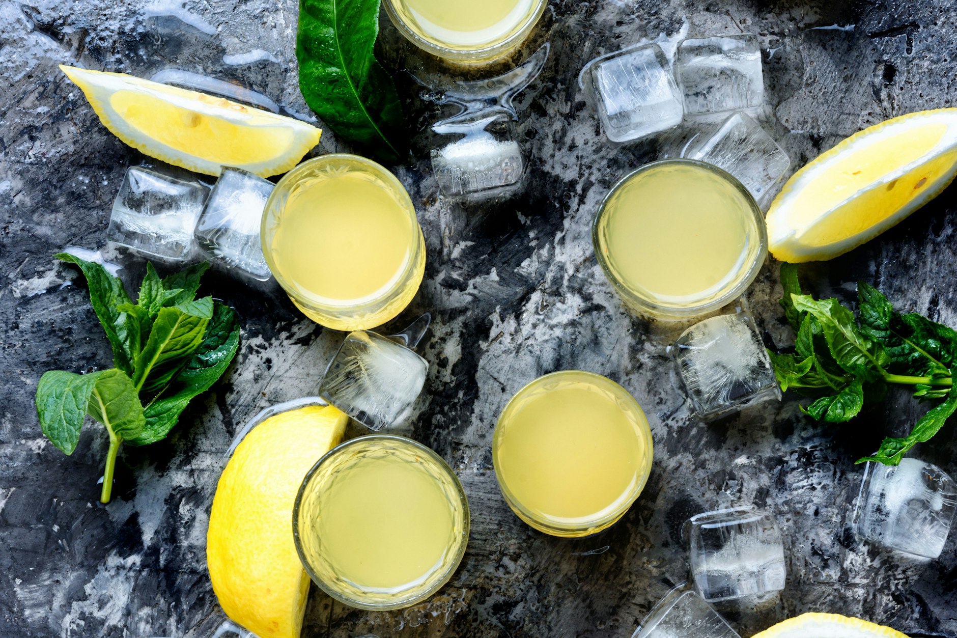 Limoncello schmeckt lecker und frisch – und kann leicht selbst zubereitet werden. Hier finden Sie das Rezept für den Likör.