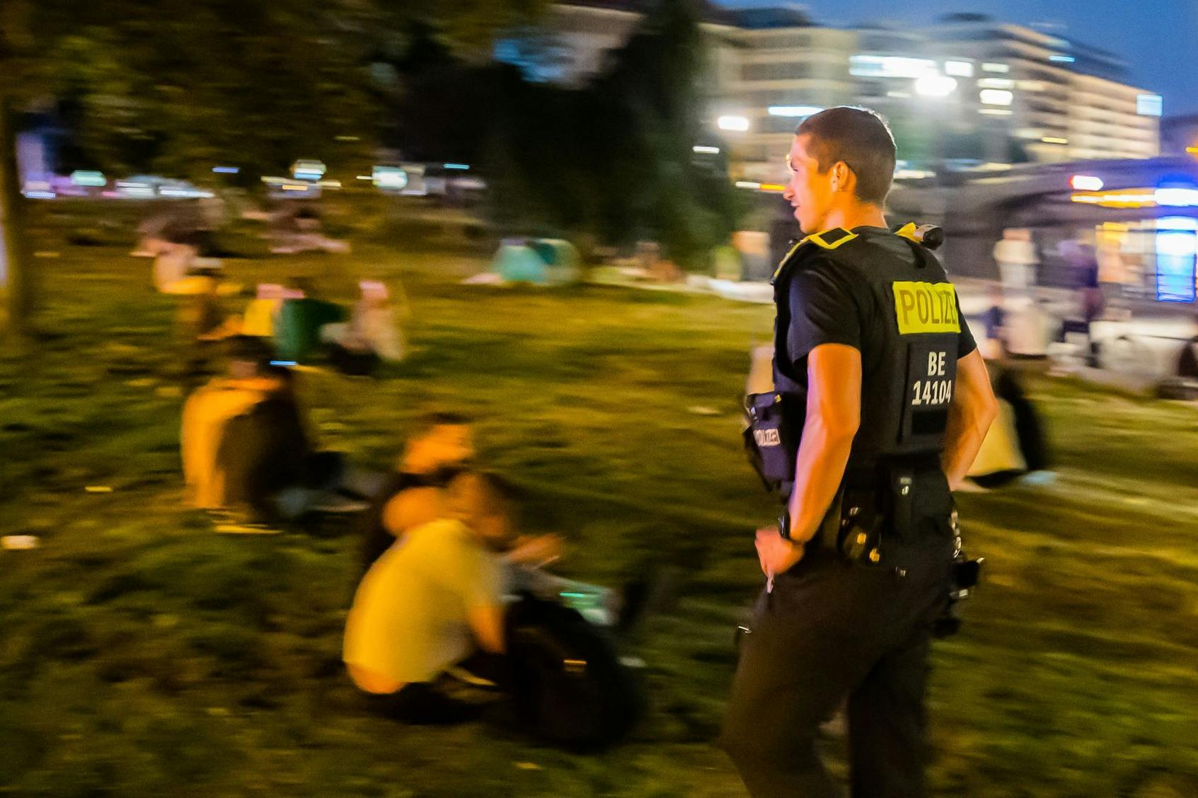 Berlin-Mitte: Polizisten patrouillieren im James-Simon-Park. (Archivbild)
