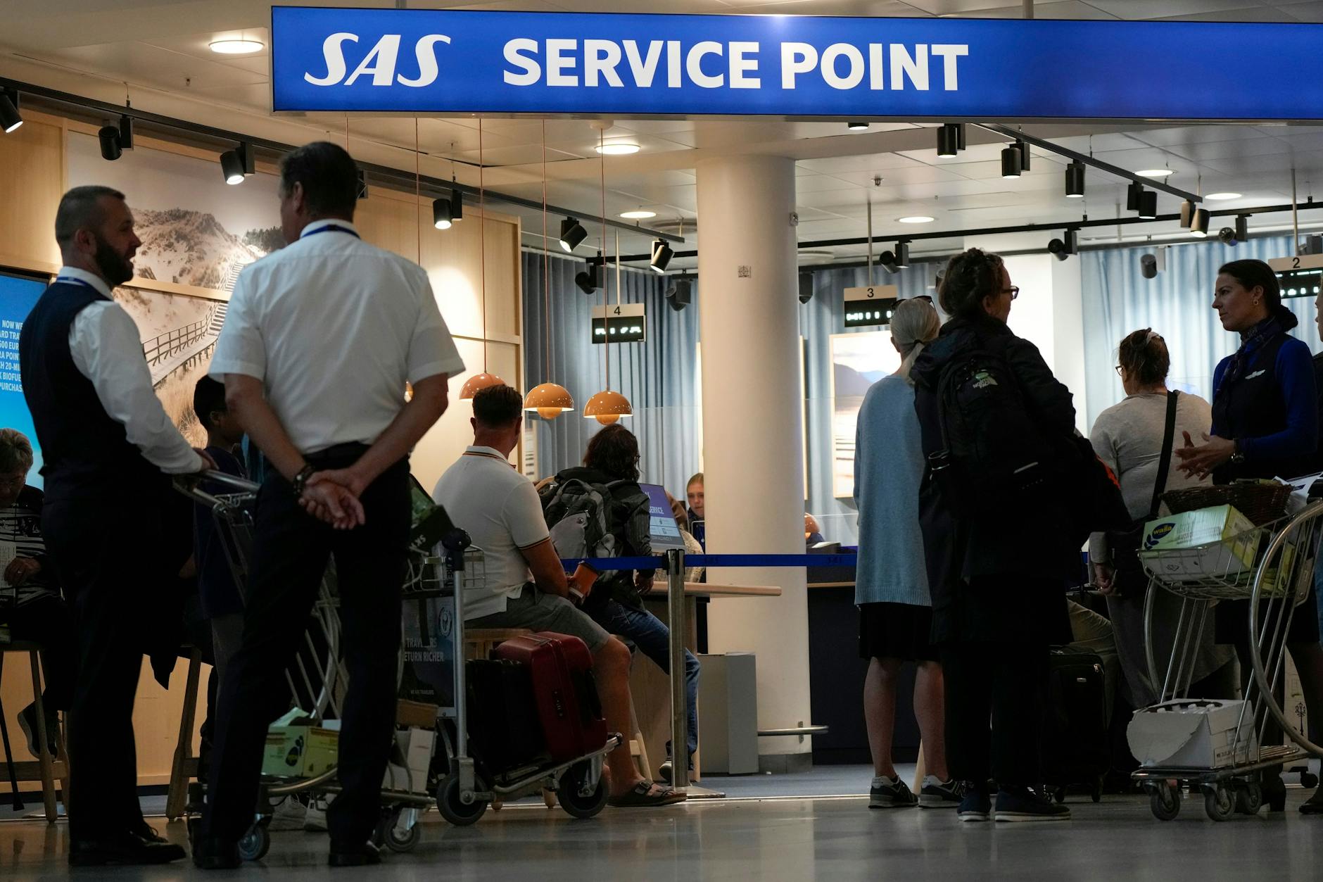 Check-in-Schalter der Fluggesellschaft SAS am Flughafen Kastrup in Kopenhagen