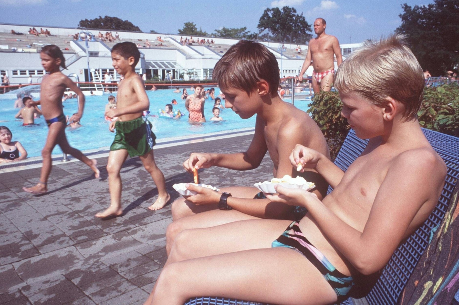 Nirgends schmecken Pommes besser als im Freibad. Gutes Hitze-Essen sieht aber anders aus.