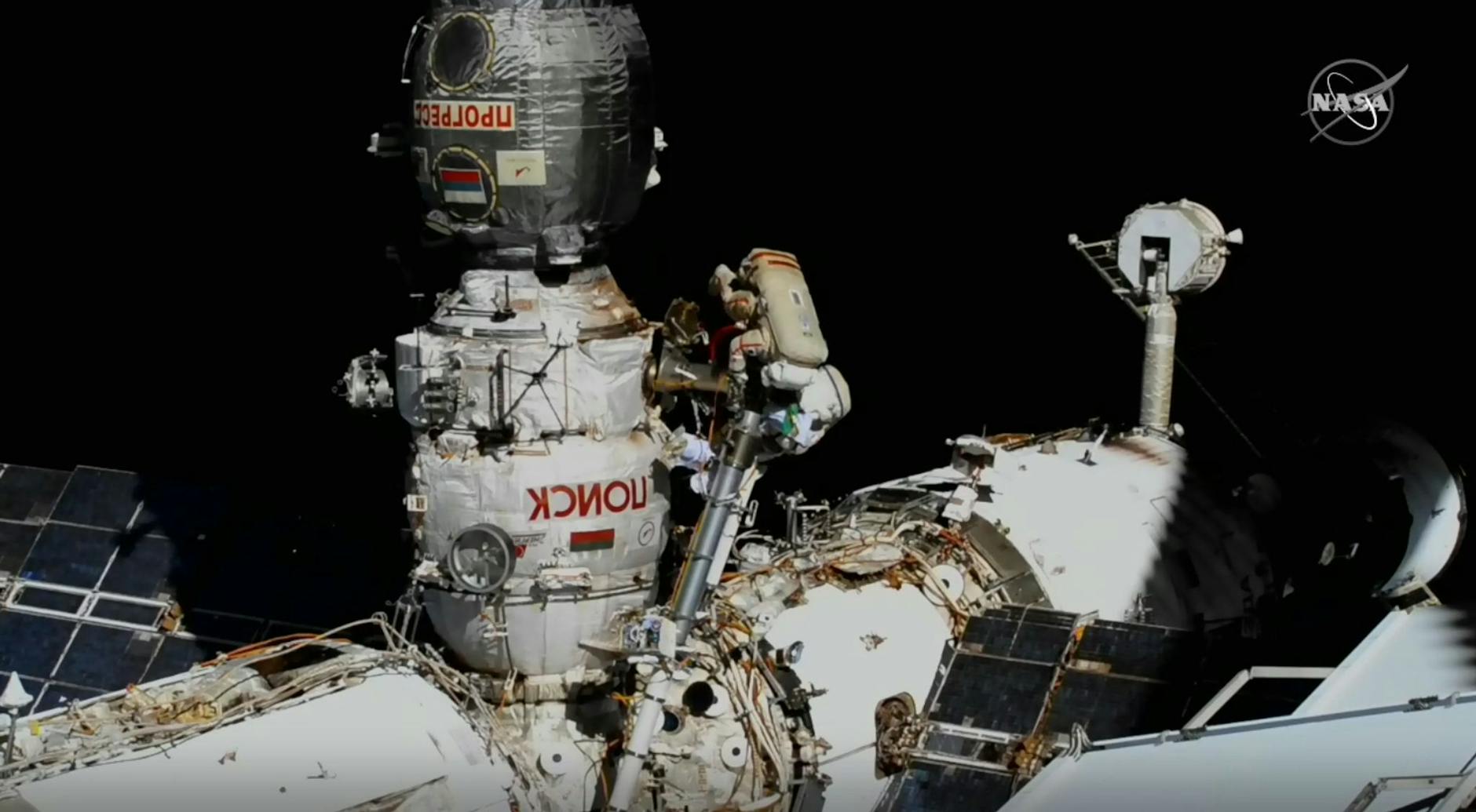 HANDOUT - Der russische Kosmonaut Oleg Artemjew und seine italienische Kollegin Samantha Cristoforetti arbeiten bei einem Außeneinsatz an der Raumstation ISS (Screenshot aus einem Nasa-Live-Video).