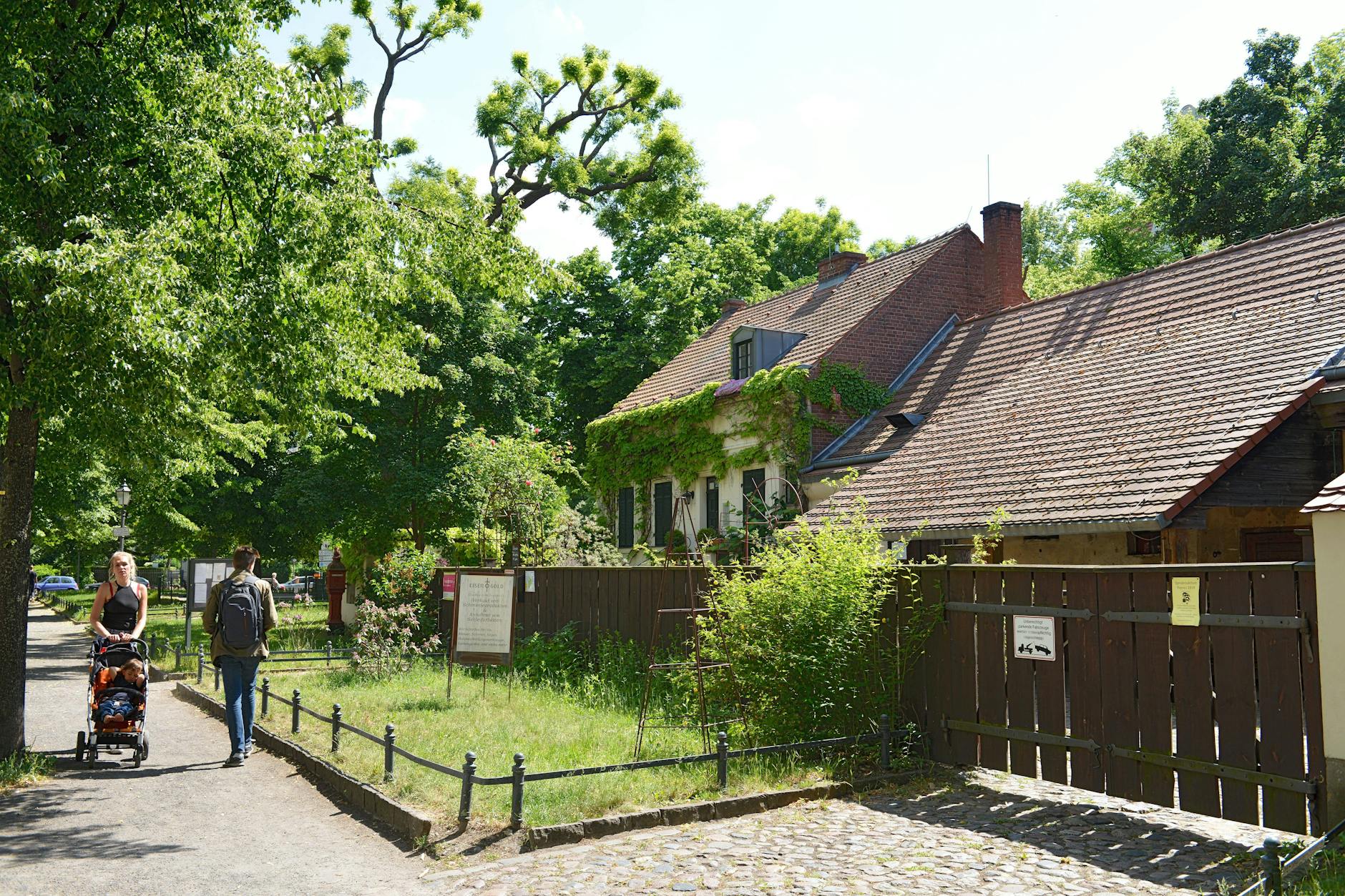 Die Rixdorfer Schmiede am Richardplatz sieht nicht so aus, als würde sie Teil der Großstadt Berlin sein. Und nicht weit von hier liegen Sonnenallee und Karl-Marx-Straße.