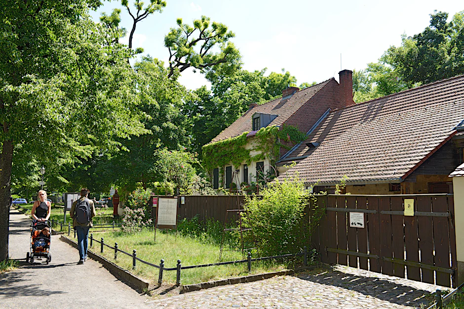 Die Rixdorfer Schmiede am Richardplatz sieht nicht so aus, als würde sie Teil der Großstadt Berlin sein. Und nicht weit von hier liegen Sonnenallee und Karl-Marx-Straße.