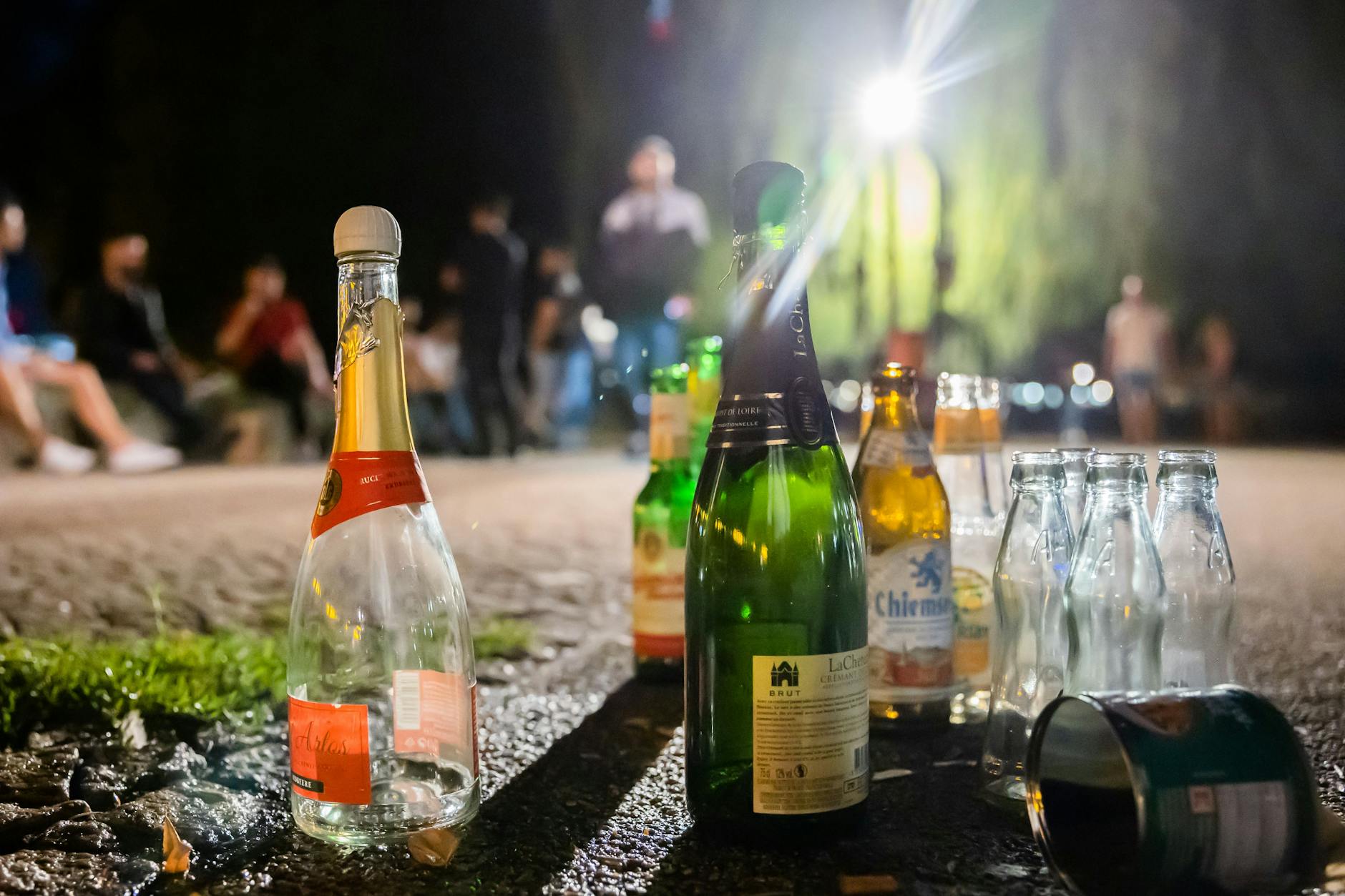 Leere Flaschen im James-Simon-Park. Nach Inkrafttreten des Alkoholverbots in diesem Park