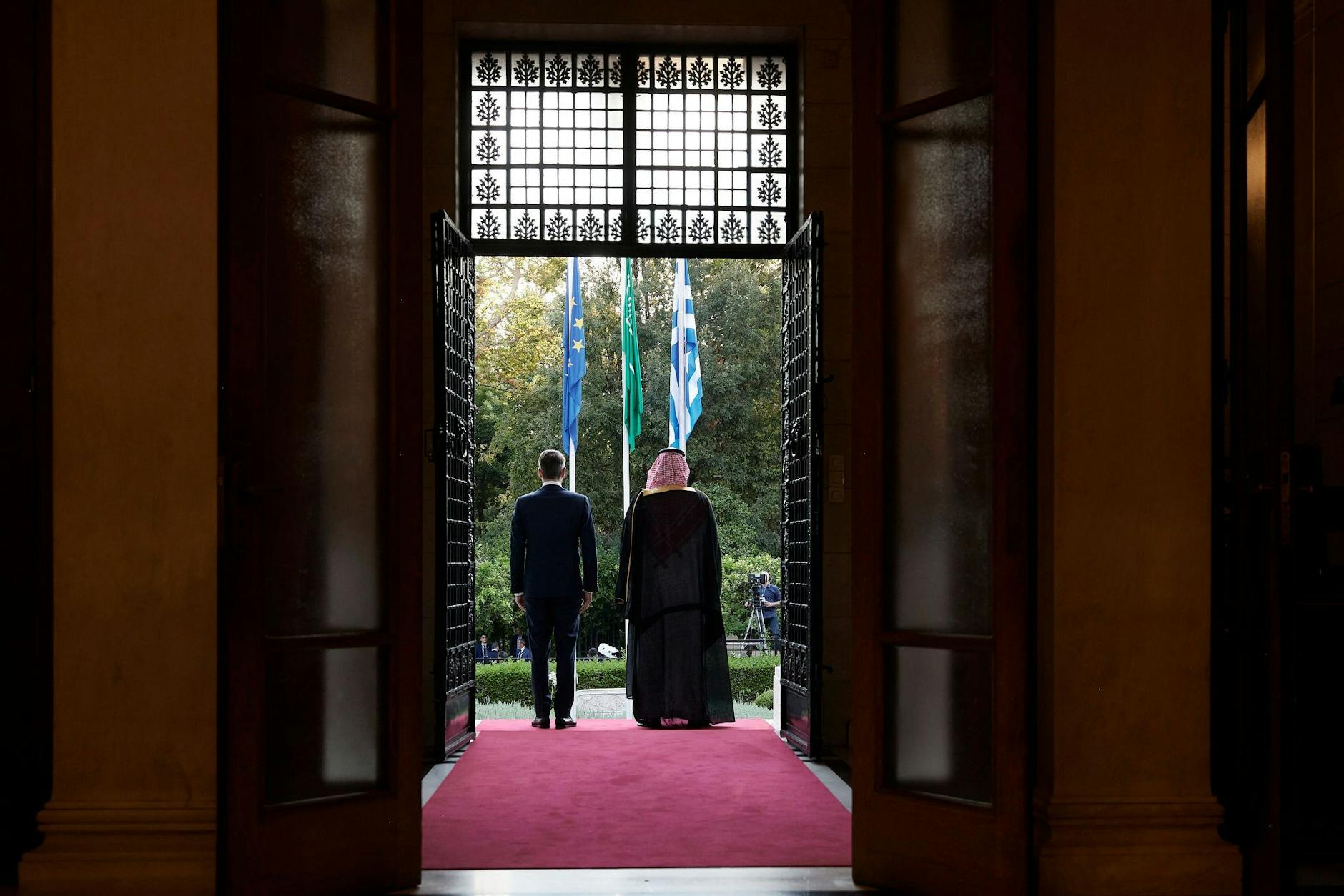 HANDOUT - Der saudi-arabische Kronprinz Mohammed bin Salman und der griechische Ministerpräsidenten Kyriakos Mitsotakis. Minister's Office/AP/dpa