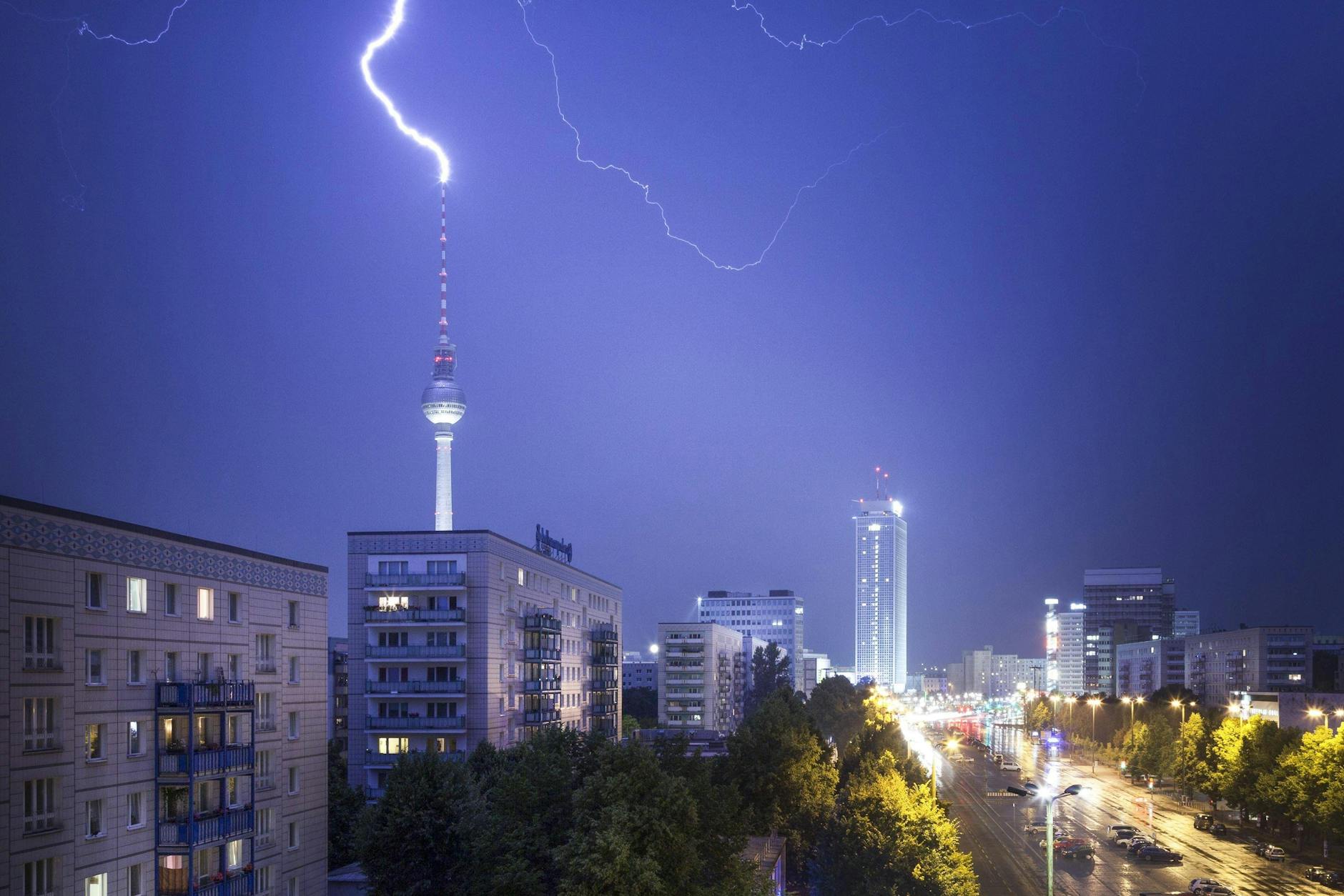Ein Blitz schlägt in den Fernsehturm ein.