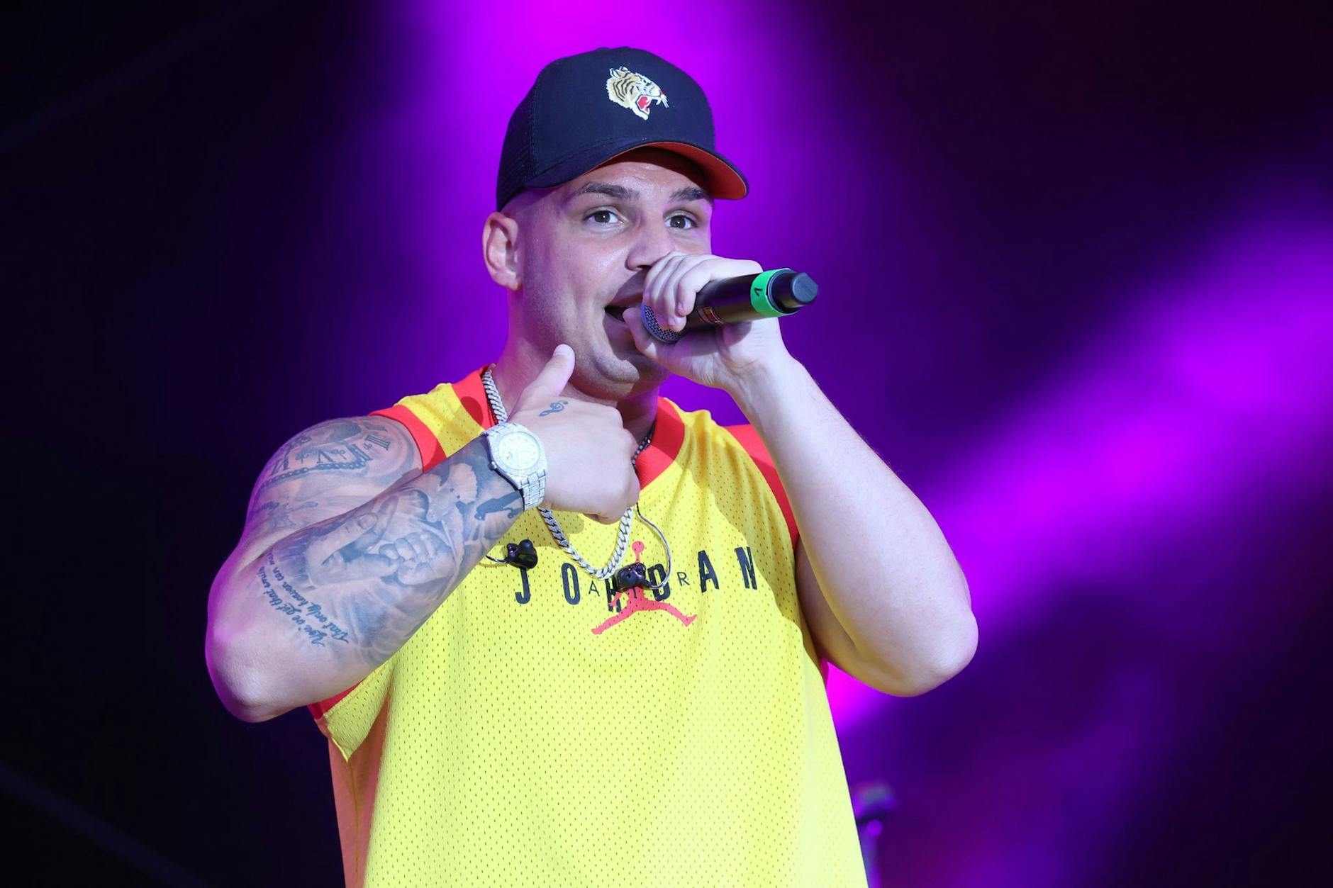 ARCHIV - Sänger Pietro Lombardi urlaubt am liebsten Zuhause. a