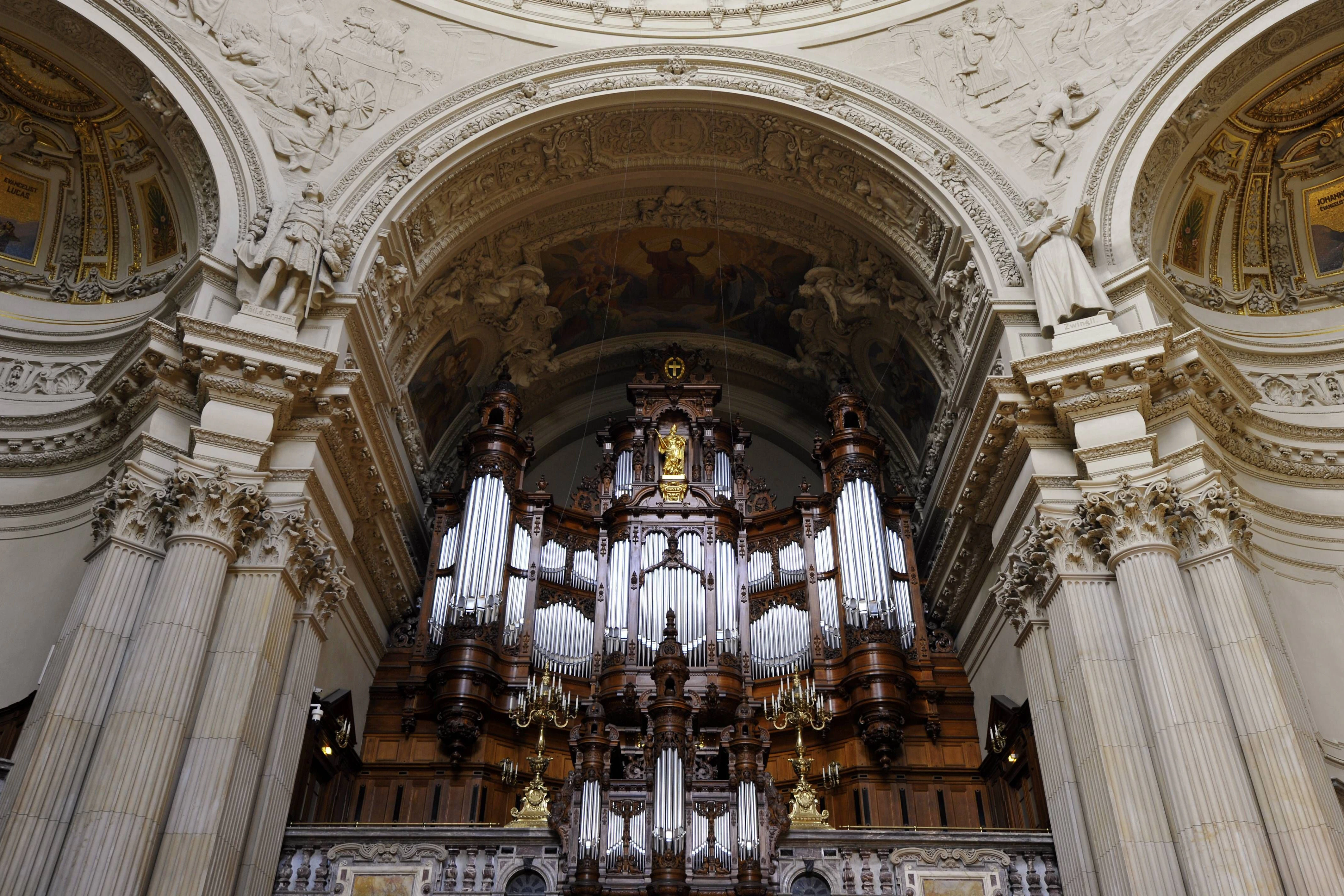 Die Sauer-Orgel mit 7269 Pfeifen im Berliner Dom.