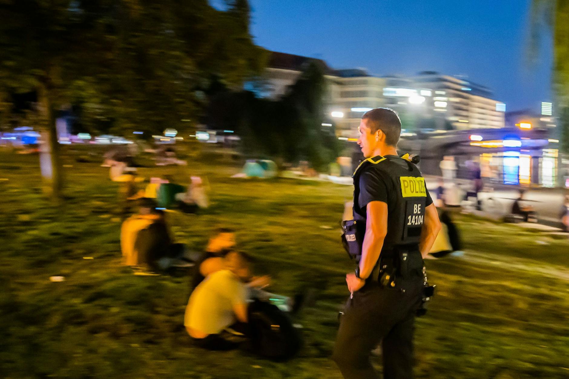 Ein Polizist im James-Simon-Park in Mitte.