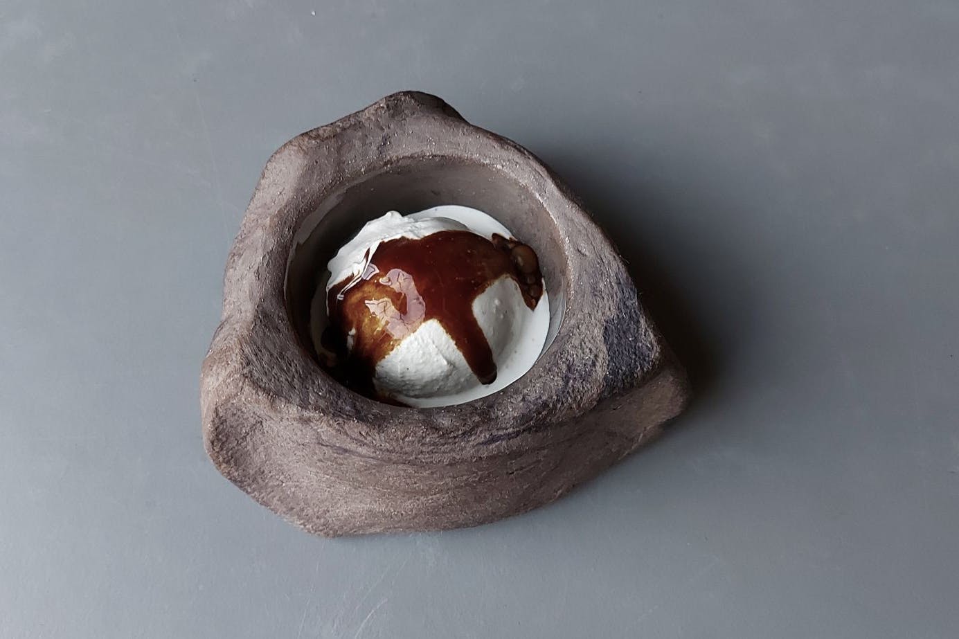 Keramik, Steingut: Die Teller und Schalen im Nanum sind ausgesuchte Einzelstücke.