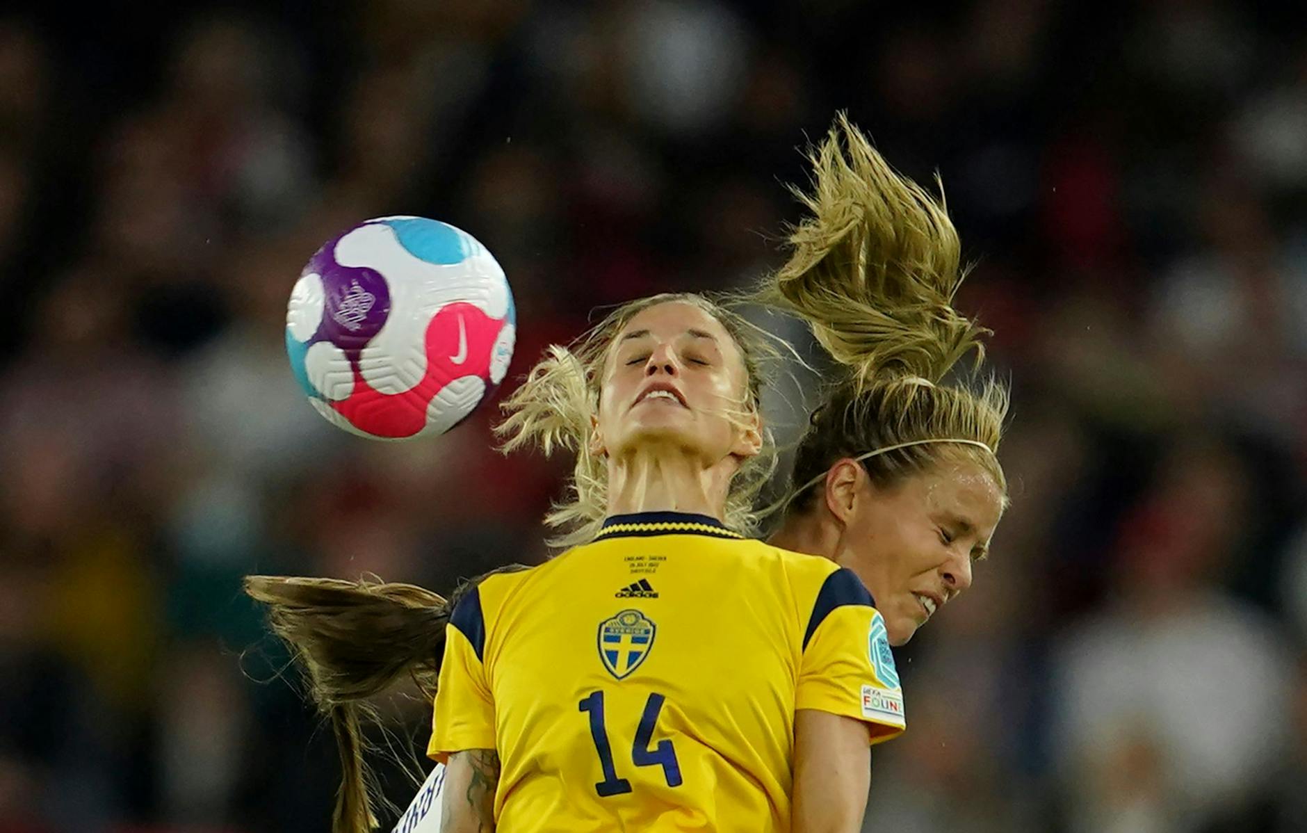 Rachel Daly (hinten) aus England kämpft gegen die Schwedin Nathalie Björn um den Ball.
