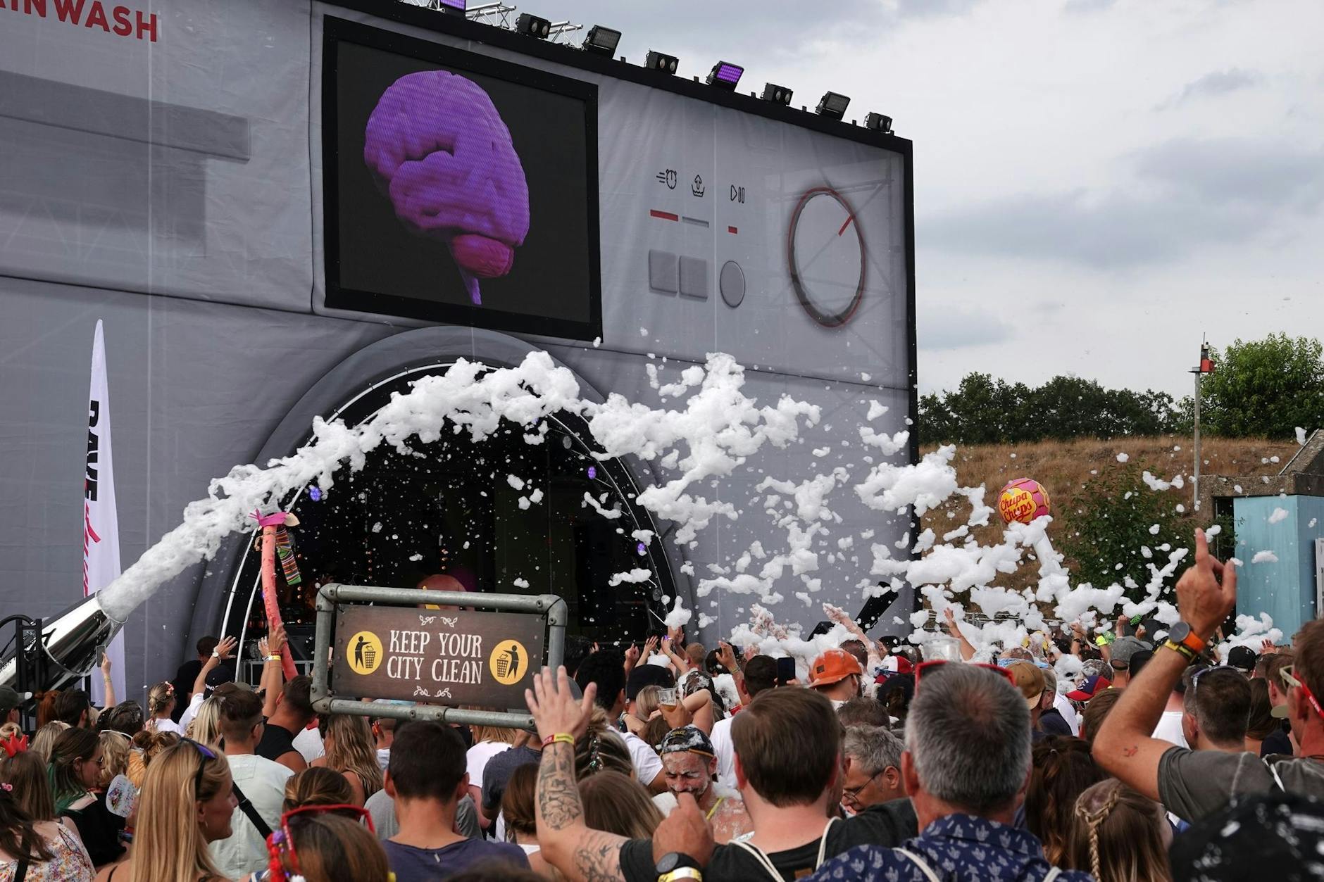 Schaumparty vor der Bühne auf dem Musikfestival «Parookaville» im niederrheinischen Weeze.