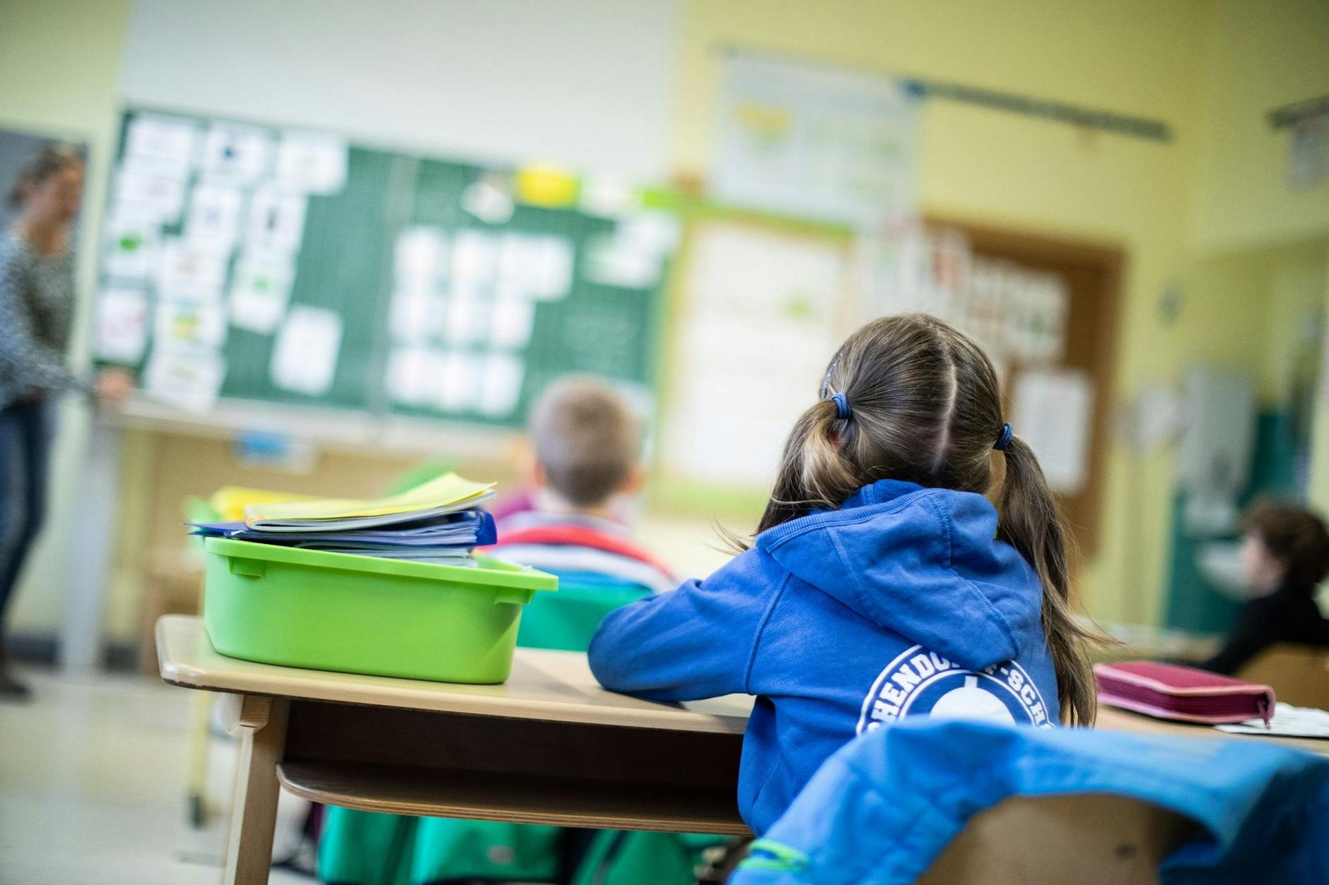 ARCHIV - «Die Lücken in Mathe, Deutsch und Fremdsprachen könnten einer ganzen Generation von Schülern ihr Leben lang auf die Füße fallen.»