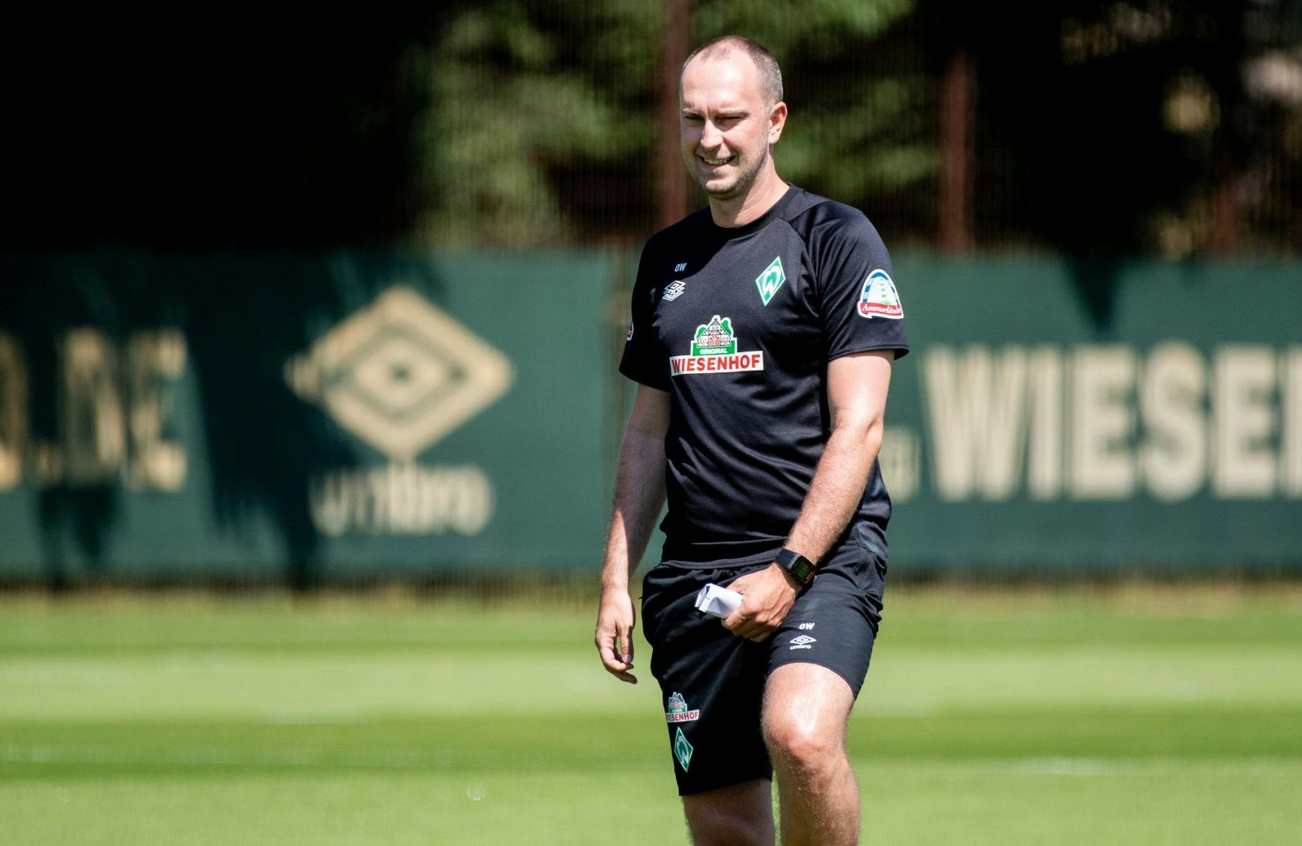 ARCHIV - Bremens Trainer Ole Werner steht auf dem Trainingsgelände auf dem Platz.
