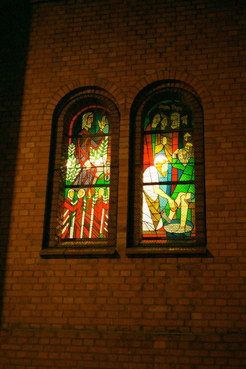 Eines der Kirchenfenster an der Ostseite der Zwölf-Apostel-Kirche in Schöneberg