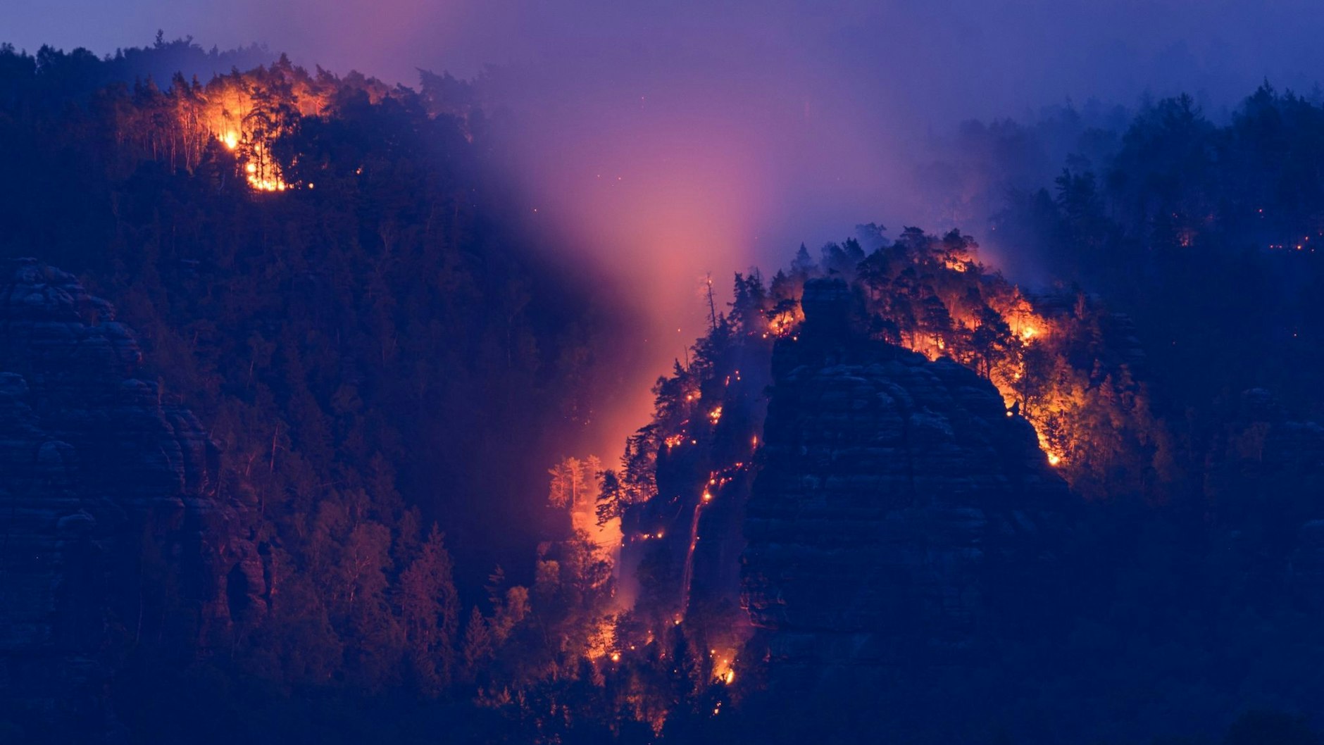 Der Wald brennt im Nationalpark Sächsische Schweiz. Mit Hubschraubern versuchen die Rettungskräfte, das Feuer einzudämmen.