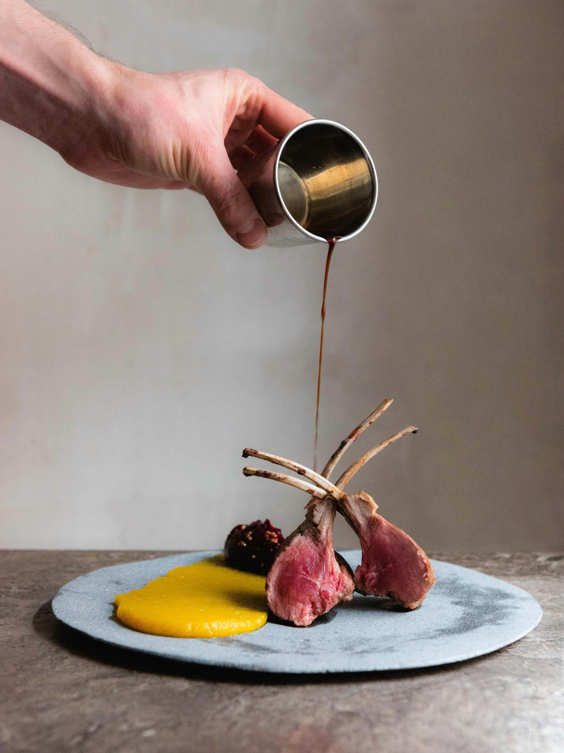 Lecker: Lammkarree, Gelbe-Bete-Püree, Rotkraut-Chutney, Knochenjus.