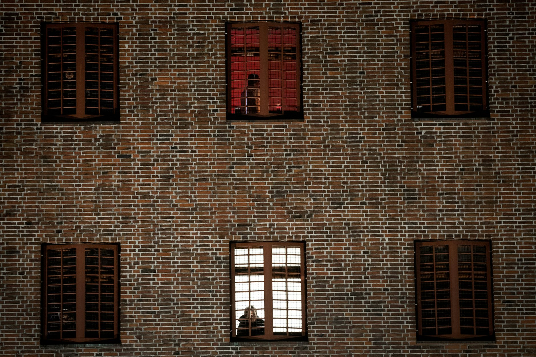 Ein Häftling schaut aus einem vergitterten Zellenfenster in einer Untersuchungshaftanstalt.