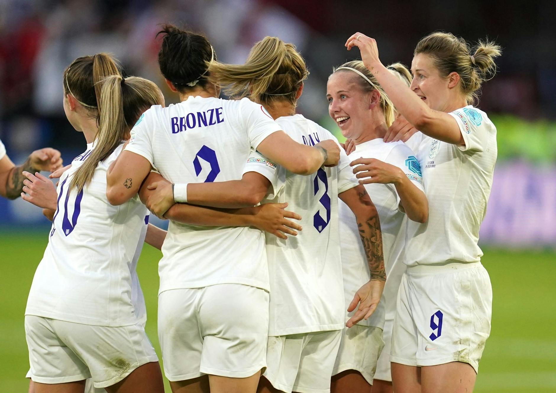 Englands Spielerinnen beim Torjubel.