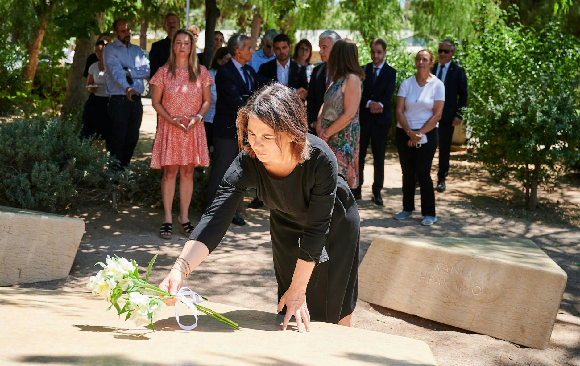 dpatopbilder - Annalena Baerbock legt Blumen am Athener Holocaust-Mahnmal nieder.