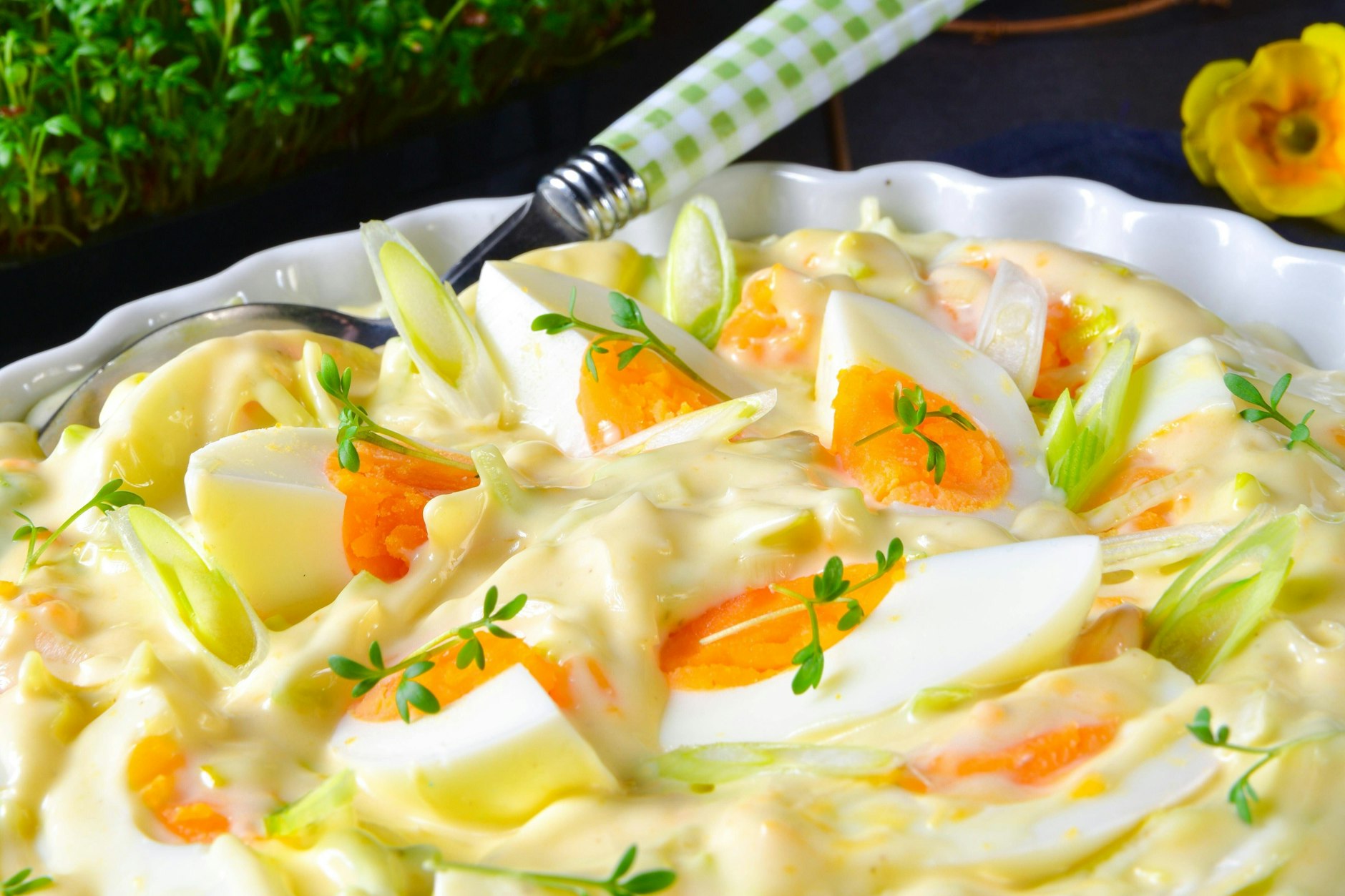 Der 7-Tassen-Salat kann auf dem Tisch auch fein dekoriert werden - die Zubereitung ist nach diesem Rezept schließlich umso einfacher.