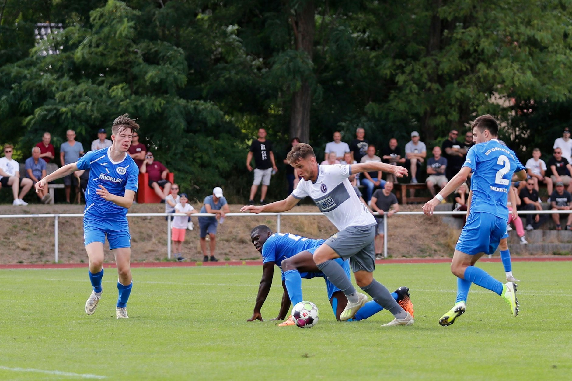 BFC-Neuzugang Amar Suljic setzt sich hier gegen drei Stahnsdorfer durch und freute sich am Ende über einen Doppelpack.