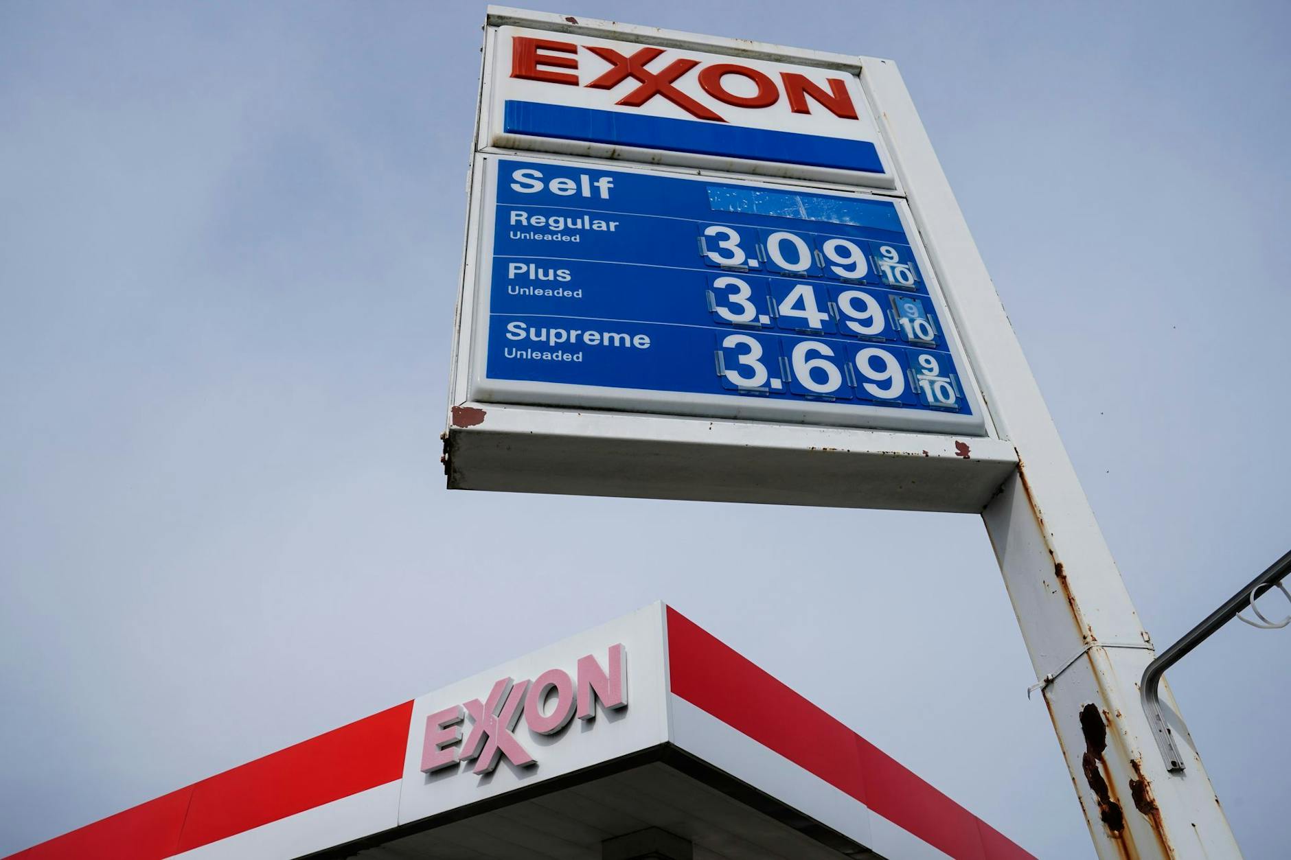 ARCHIV - Eine Exxon-Tankstelle in Philadelphia (2021): Der Konzern hat einen Rekordgewinn eingefahren.