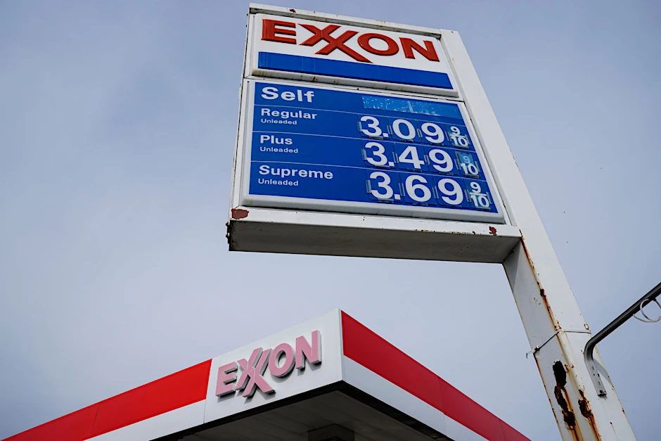 ARCHIV - Eine Exxon-Tankstelle in Philadelphia (2021): Der Konzern hat einen Rekordgewinn eingefahren.  