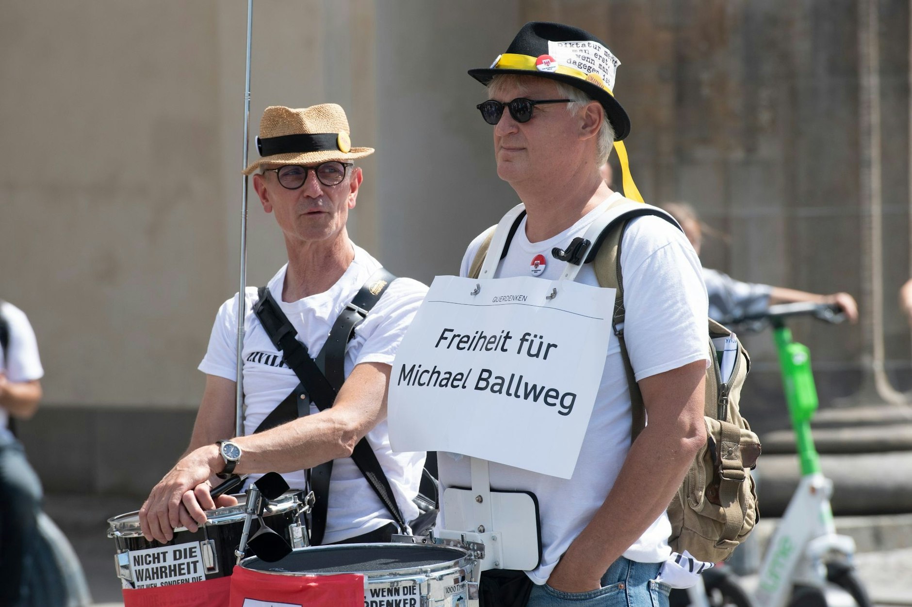 „Freiheit für Michael Ballweg“ steht auf dem Plakat eines Teilnehmers der Demonstration.