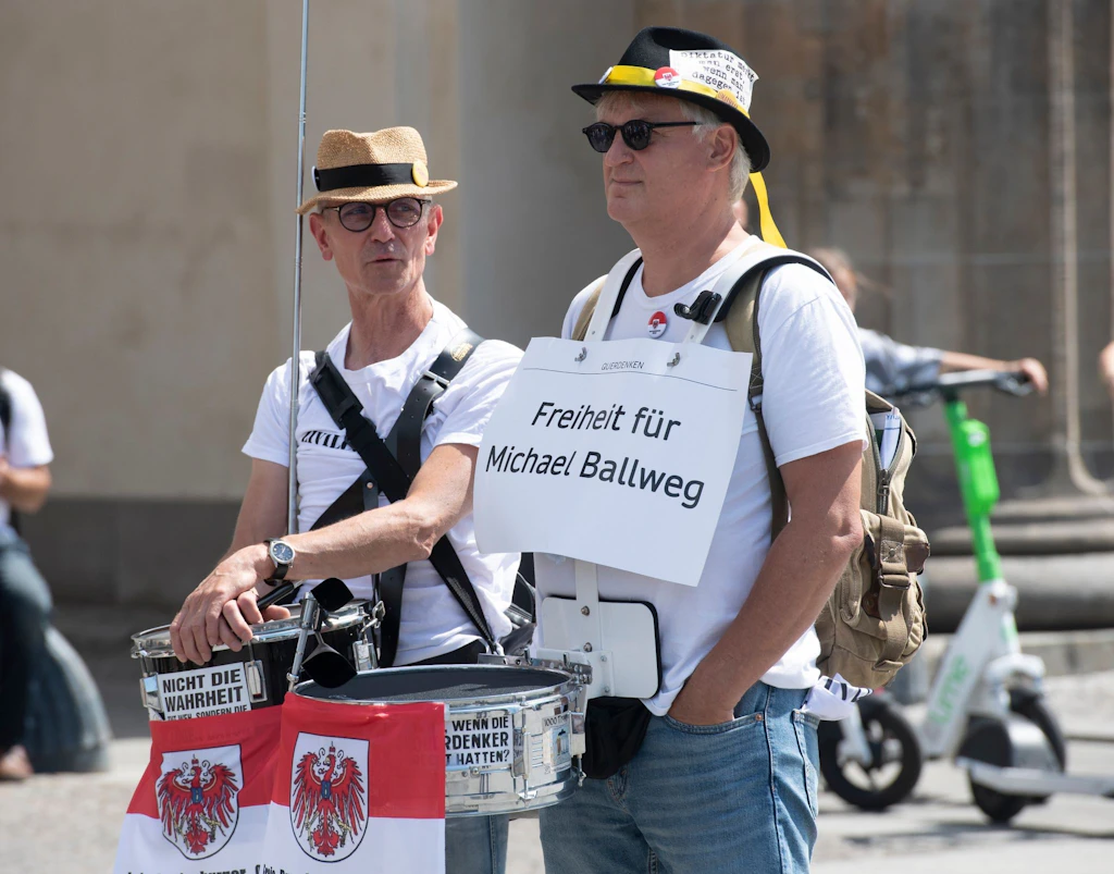 Corona-Protest in Berlin: Hunderte Demonstranten ziehen durch Berlin