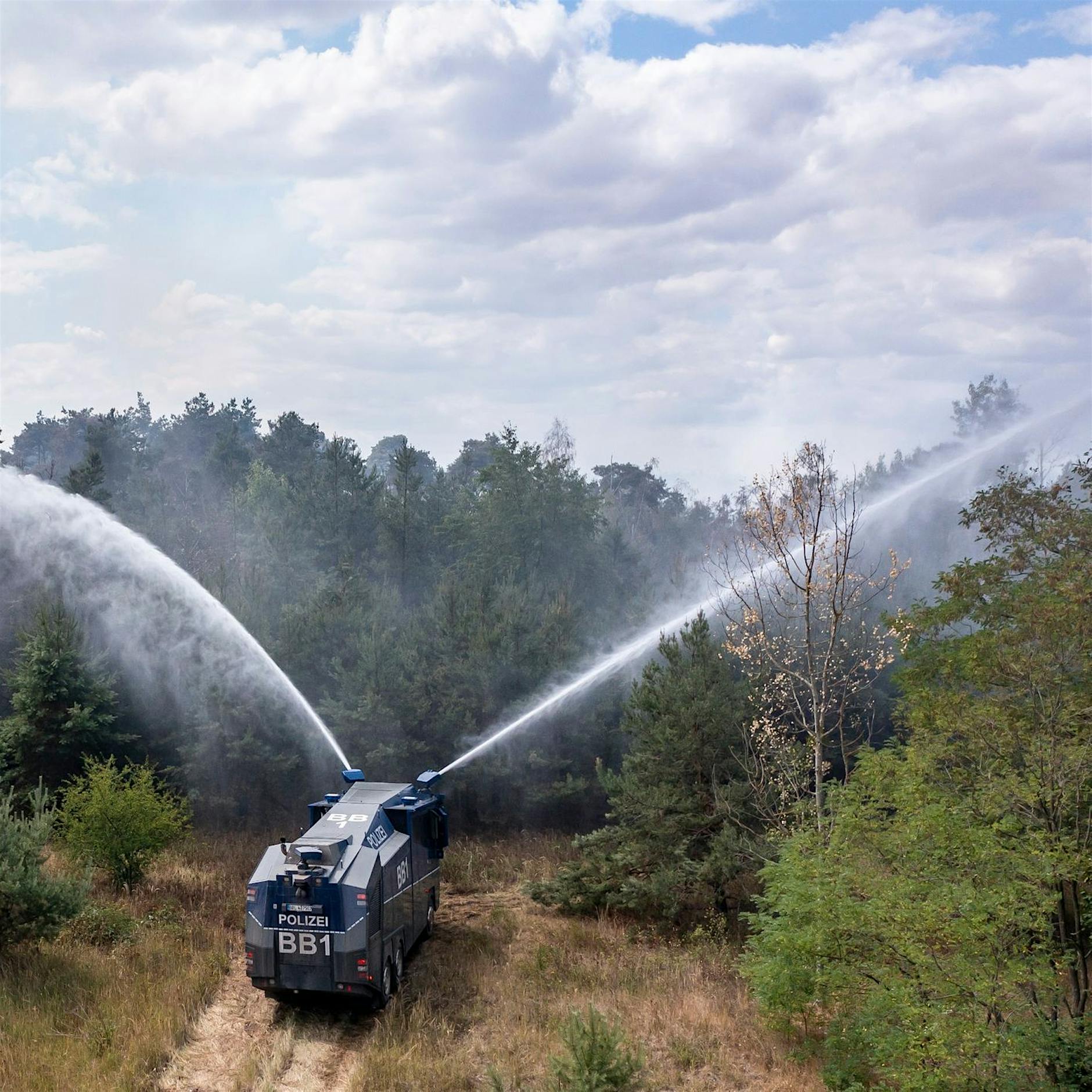 Löschpanzer und Wasserwerfer rücken in Waldbrandgebieten aus