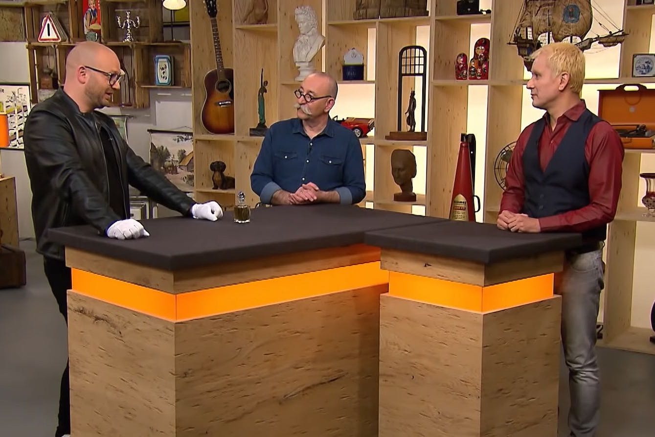 Kandidat Cesar mit Moderator Horst Lichter und Experte Sven Deutschmanek bei der Bares für Rares-Expertise.