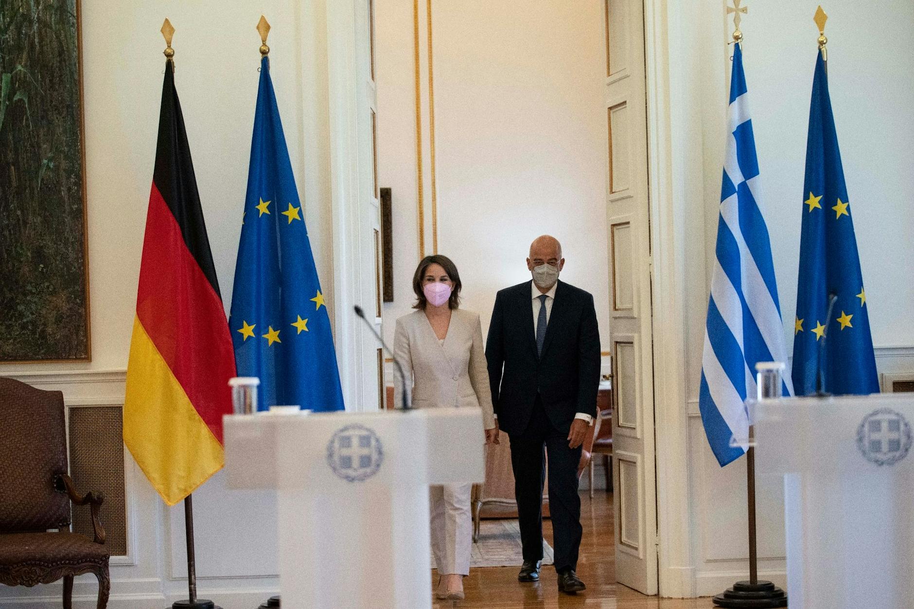 Griechenlands Außenminister Nikos Dendias (r) und Außenministerin Annalena Baerbock bei einer gemeinsamen Pressekonferenz.