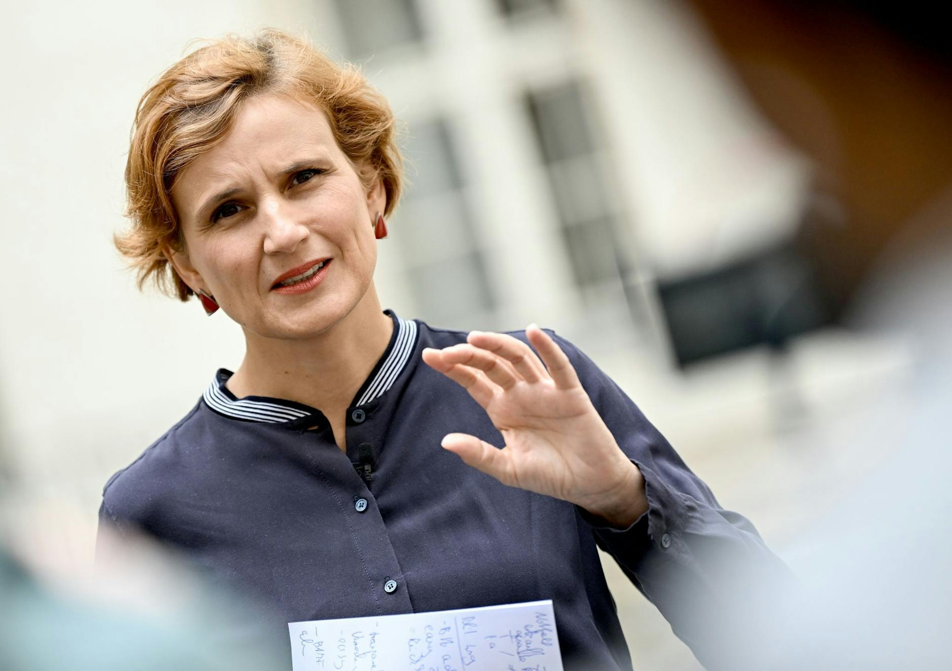 Die Berliner Integrationssenatorin Katja Kipping (Linke) spricht zu Journalisten.