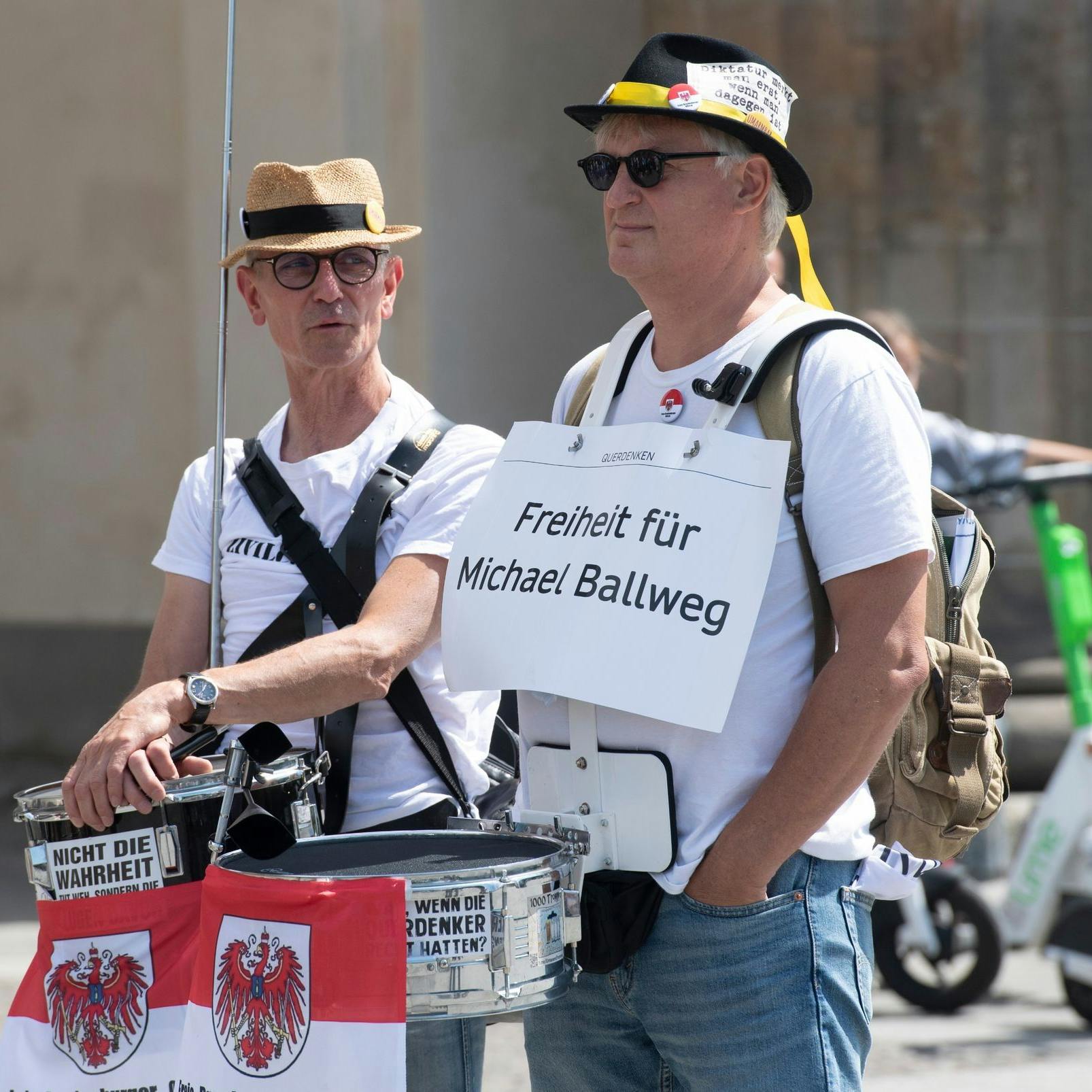 «Freiheit für Michael Ballweg» steht auf dem Plakat eines Teilnehmers der Demonstration. Foto: Paul Zinken/dpa