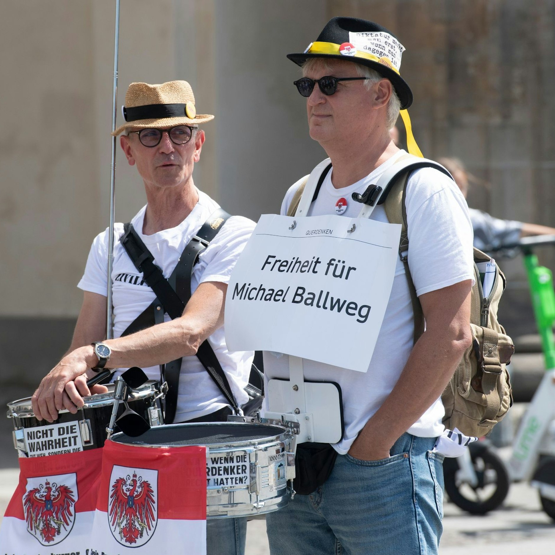 «Freiheit für Michael Ballweg» steht auf dem Plakat eines Teilnehmers der Demonstration. Foto: Paul Zinken/dpa