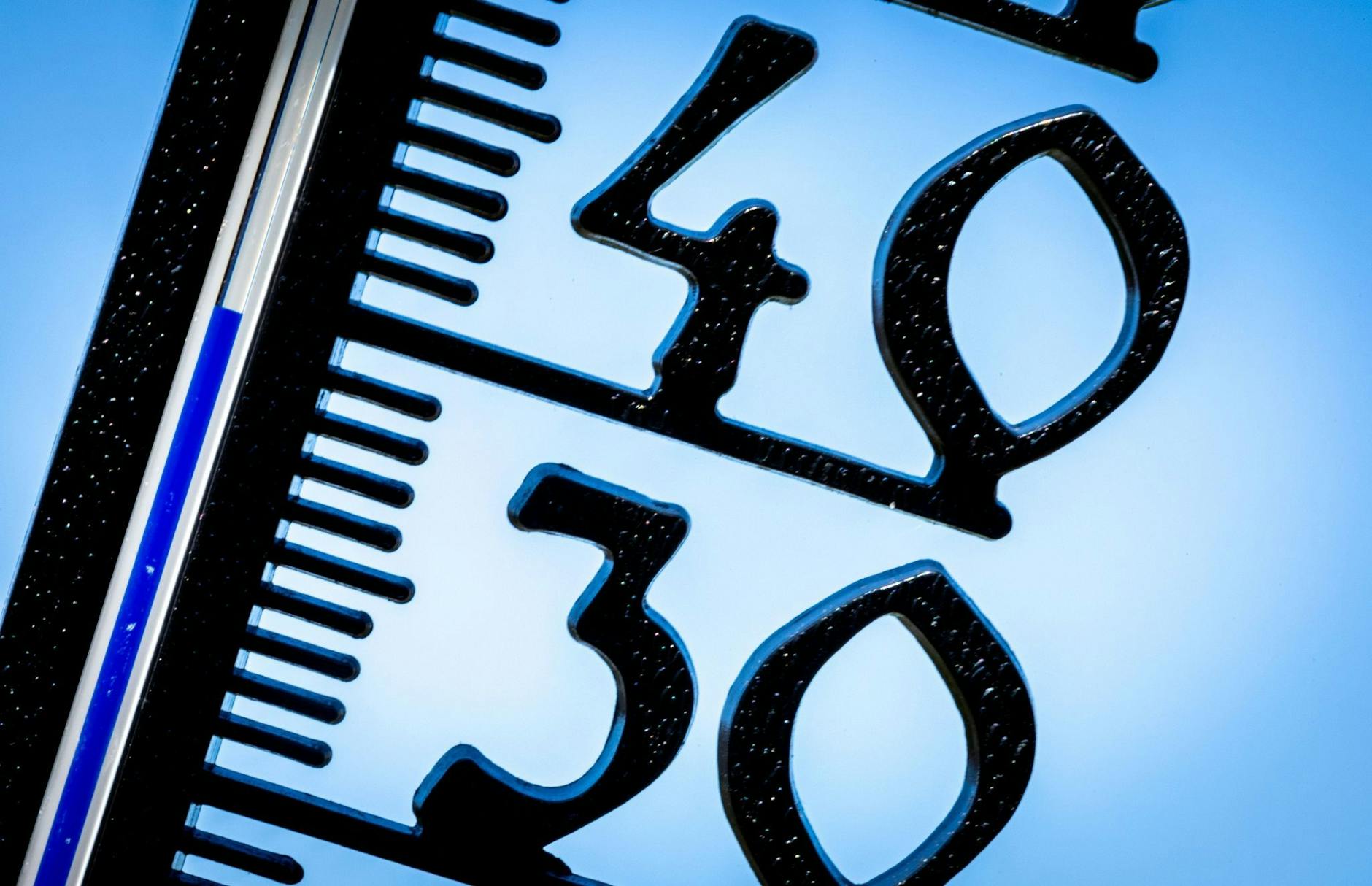 ARCHIV - 1983 kletterte das Thermometer in Deutschland zum ersten Mal auf 40 Grad.