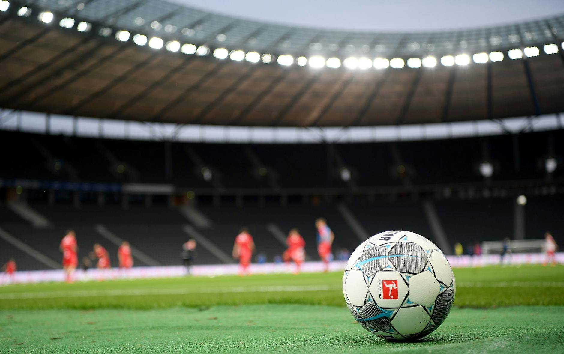 ARCHIV - Ein Spielball liegt auf dem Rasen. ope/Pool/dpa/Symbolbild