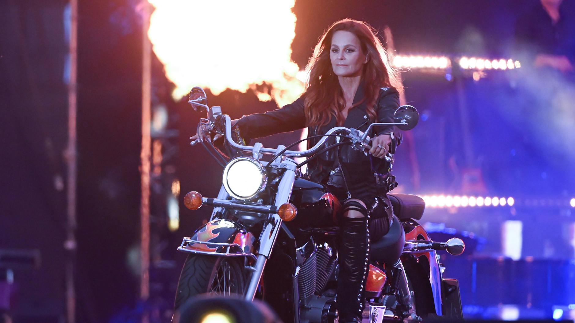 Mit einem schweren Motorrad rollte die Schlager-Ikone auf die Bühne.