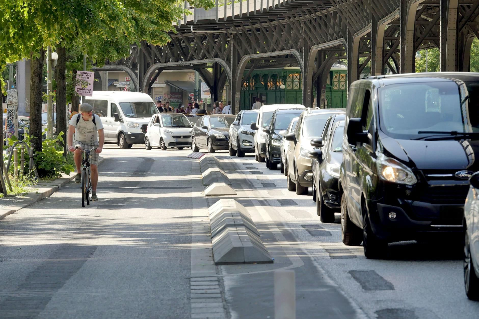 Der Radfahrer hat gut lachen: Er hat auf dem breiten Radweg in der Skalitzer Straße viel Platz, Autos stehen auf der auf eine Spur verengten Straße nur noch im Stau.