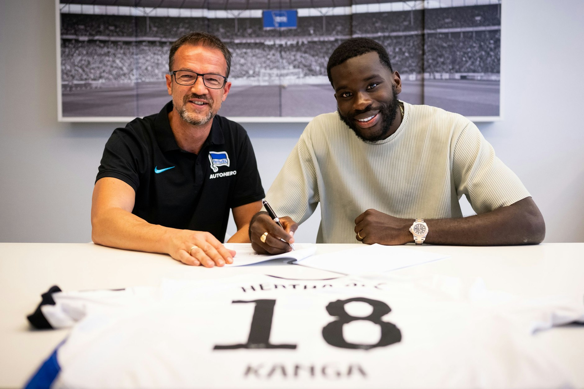 Herthas Manager Fredi Bobic und Neuzugang Wilfried Kanga bei der Vertragsunterschrift.