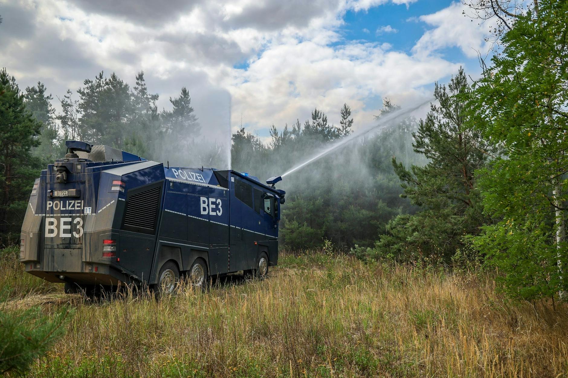 Ein Wasserwerfer der Brandenburger Polizei bekämpft den Waldbrand bei Falkenberg.