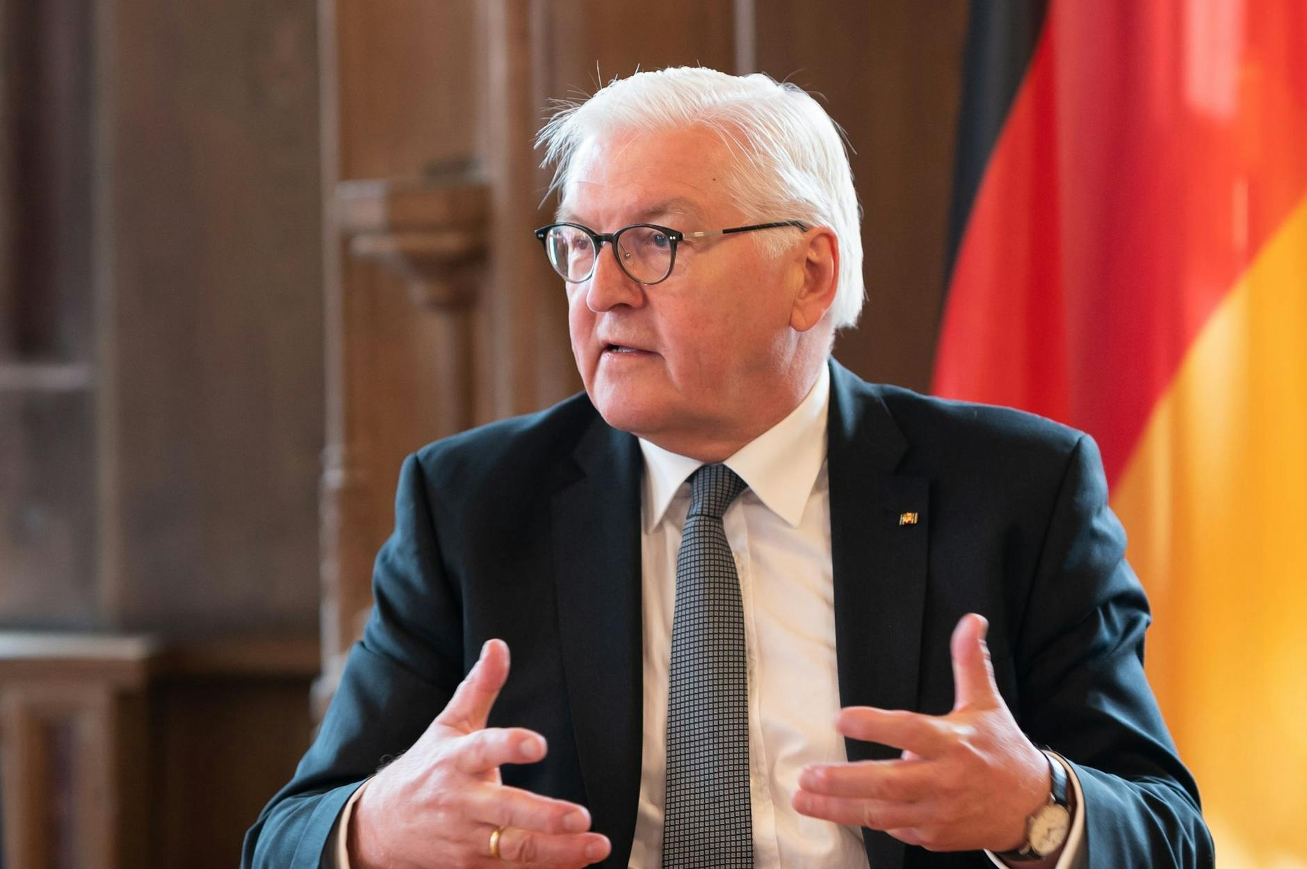 ARCHIV - Bundespräsident Frank-Walter Steinmeier sieht in einer Pflichtzeit für alle eine Chance.